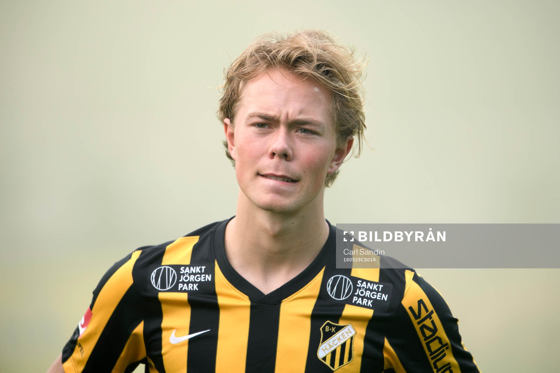 Häckens Joel Andersson vid lineup innan fotbollsmatchen i