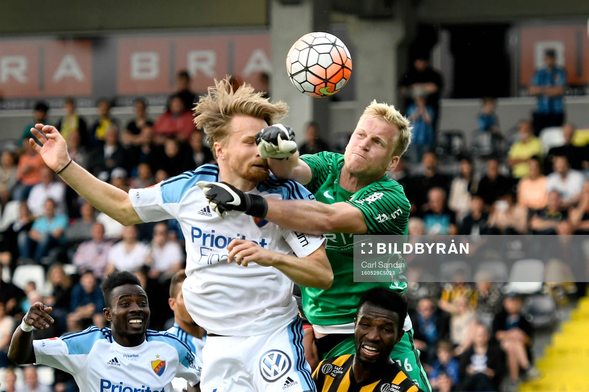 Häckens målvakt Peter Abrahamsson i en duell med