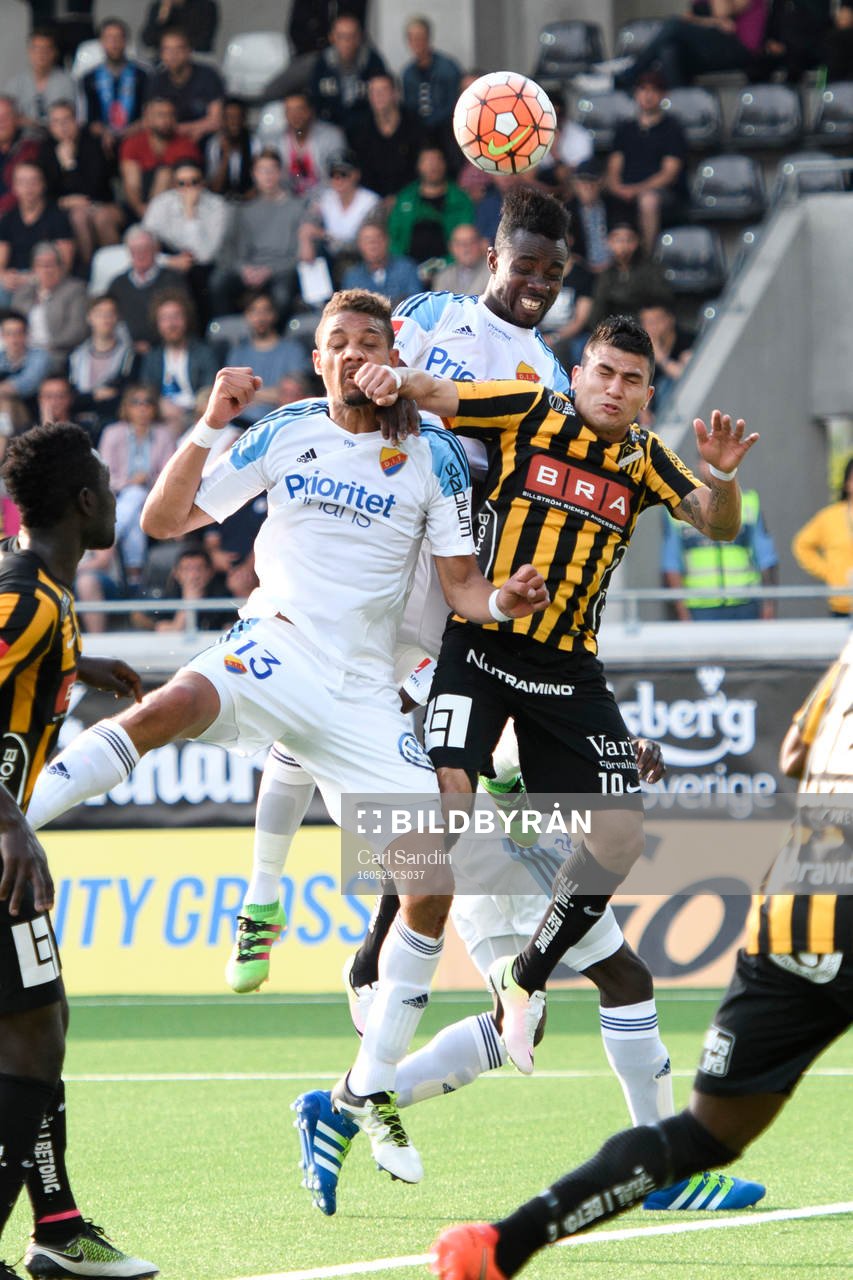 Djurgårdens Mathias Ranegie och Sam Johnson i nickduell
