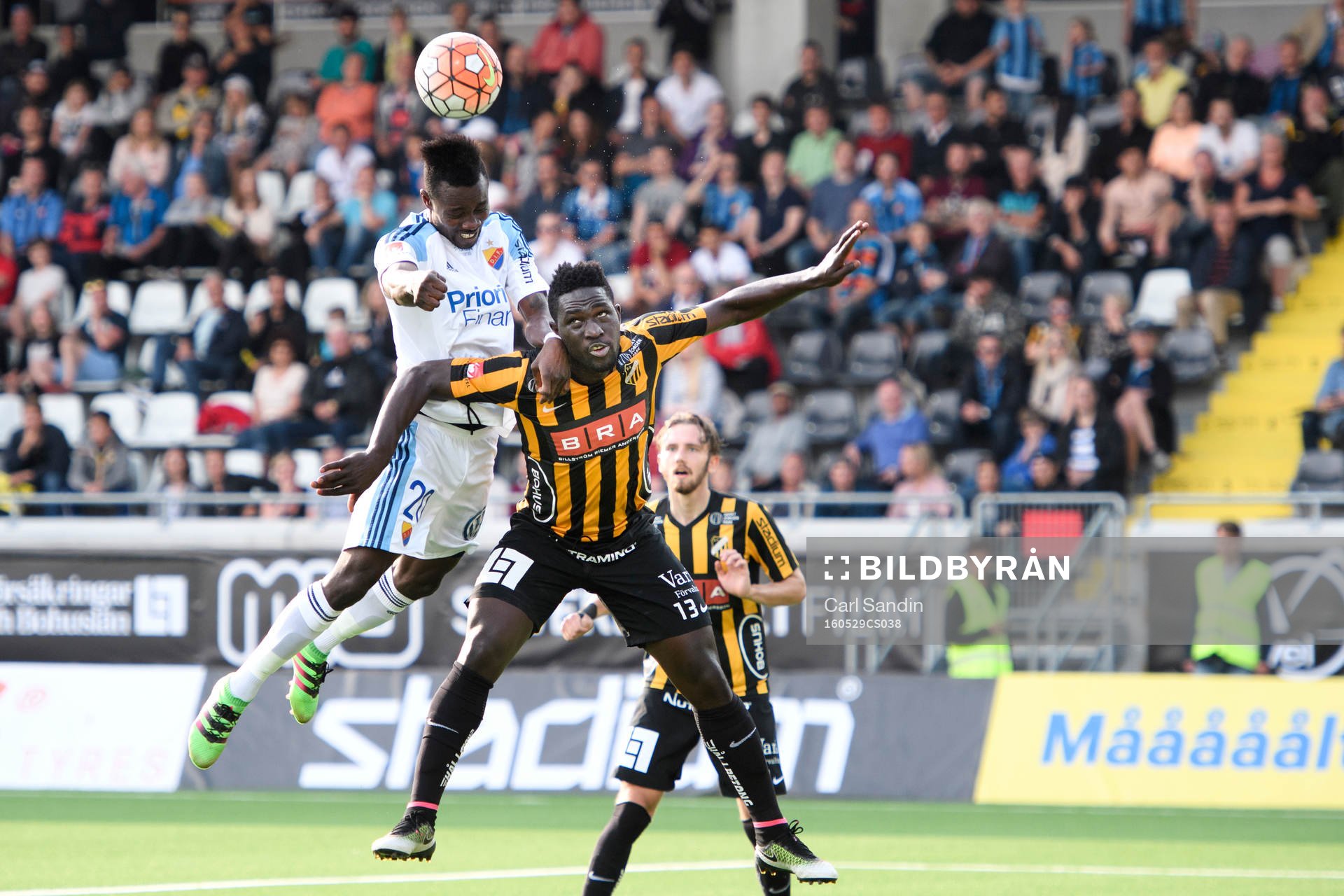 Djurgårdens Sam Johnson i nickduell med Häckens Baba