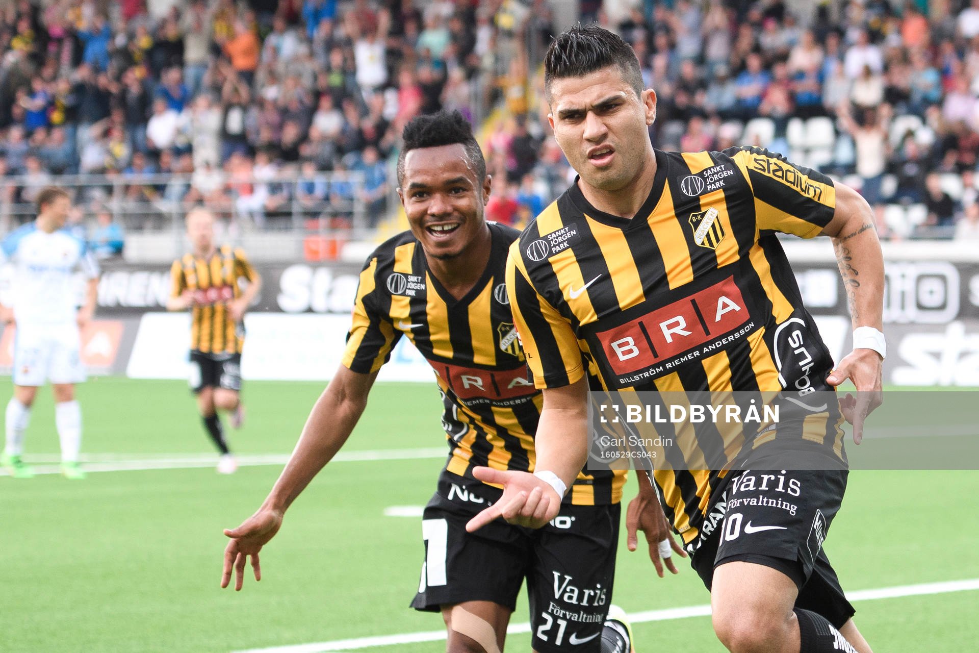 Häckens Nasiru Mohammed och Paulo de Oliveira jublar