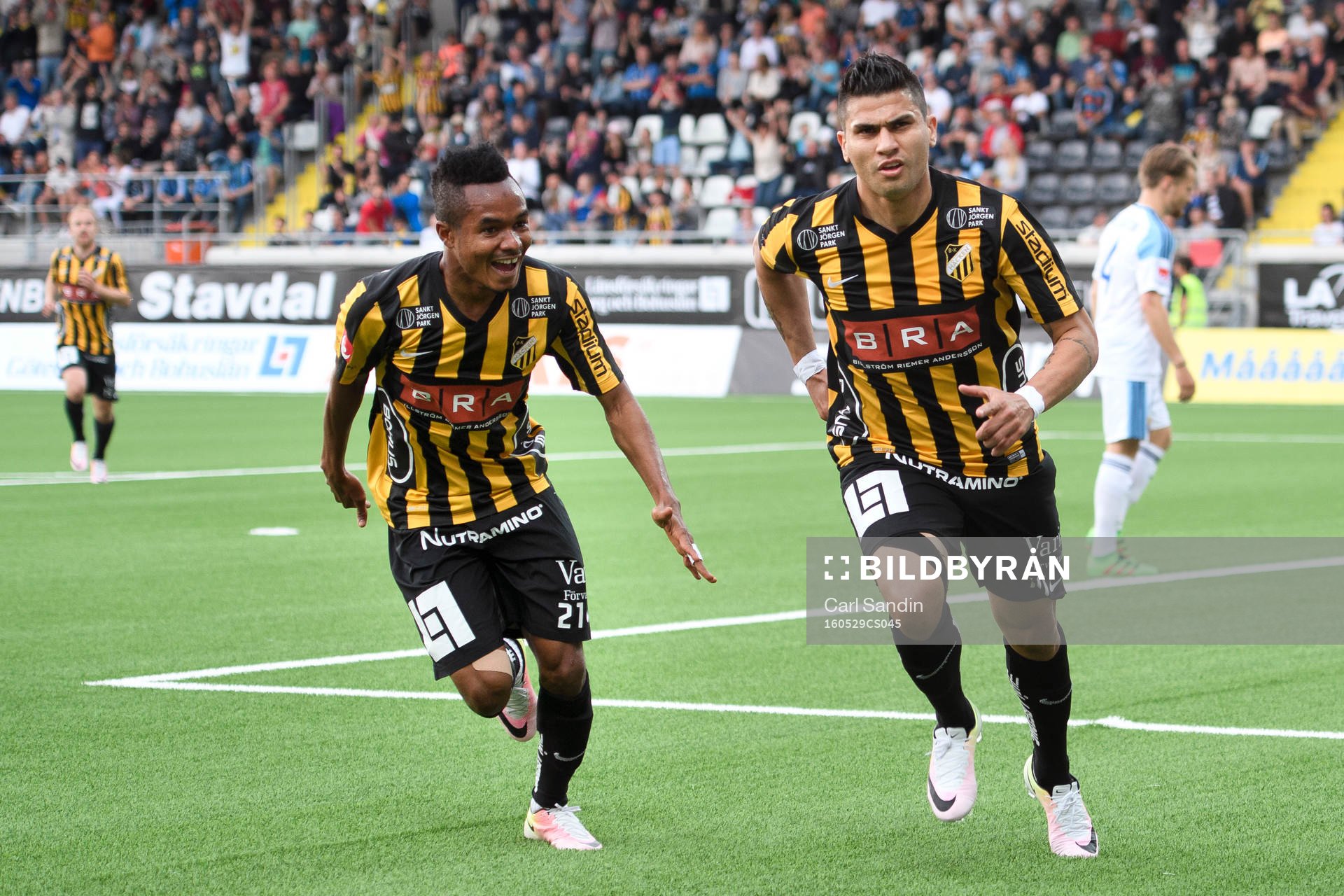 Häckens Nasiru Mohammed och Paulo de Oliveira jublar