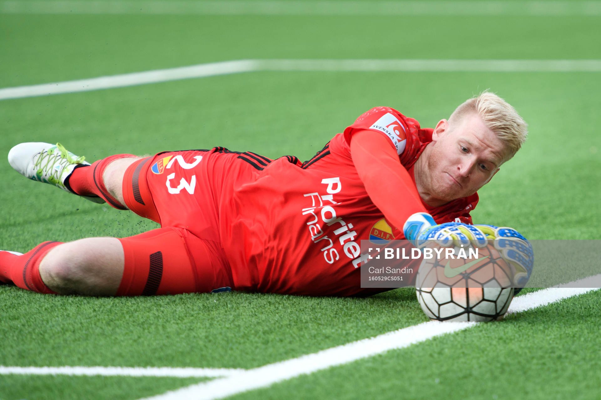 Djurgårdens målvakt Hampus Nilsson kastar sig