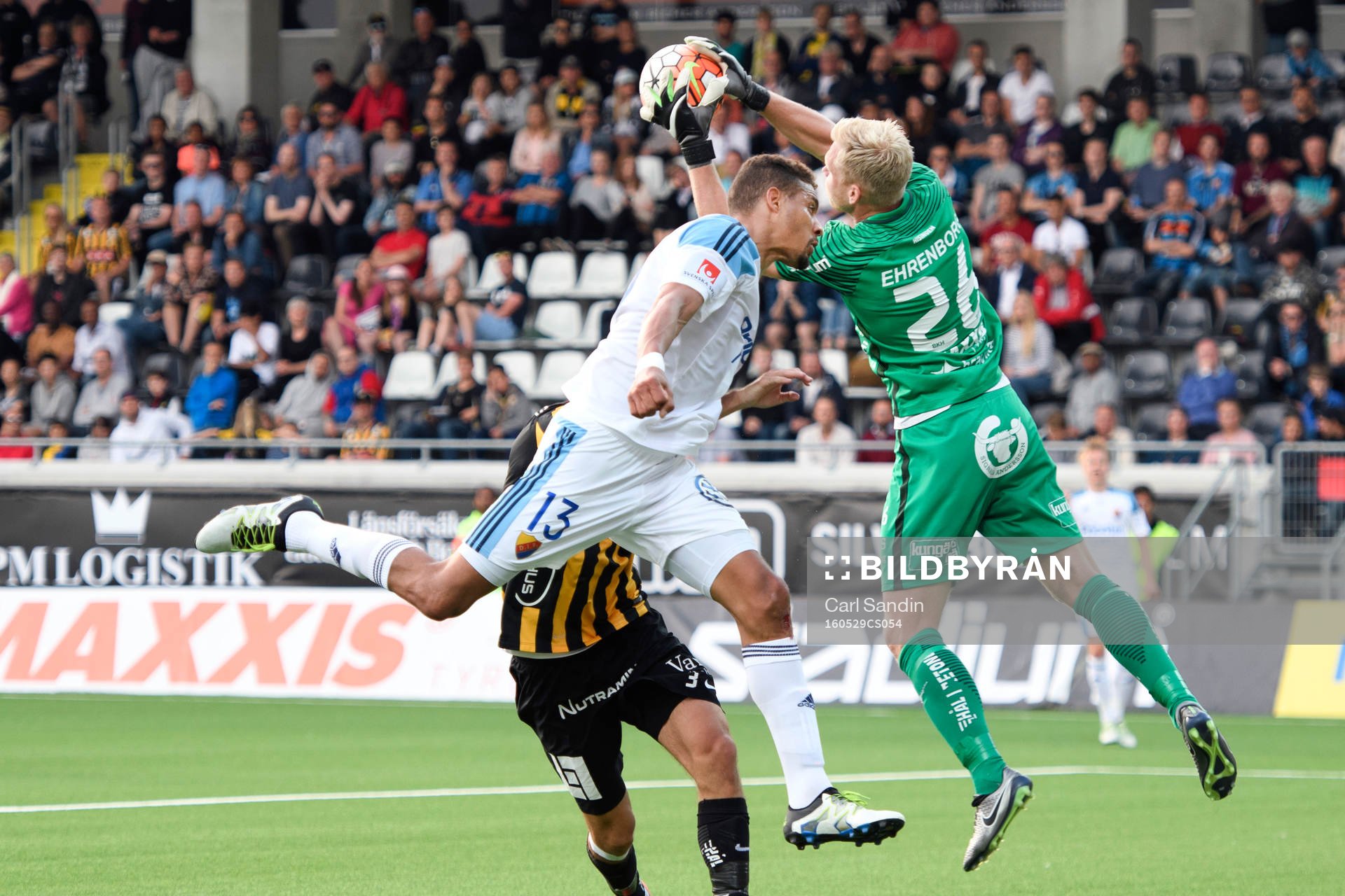 Djurgårdens Mathias Ranegie försöker nicka bollen som