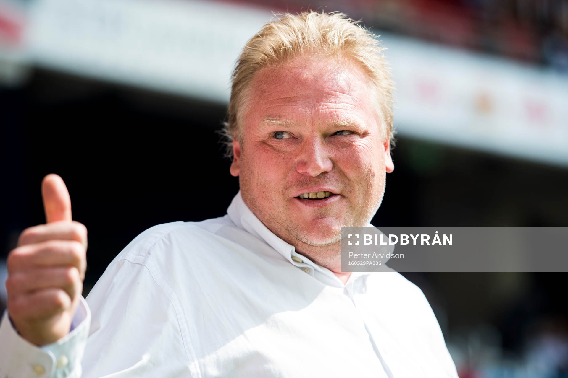 IFK Göteborgs tränare Jörgen Lennartsson gör tummen upp