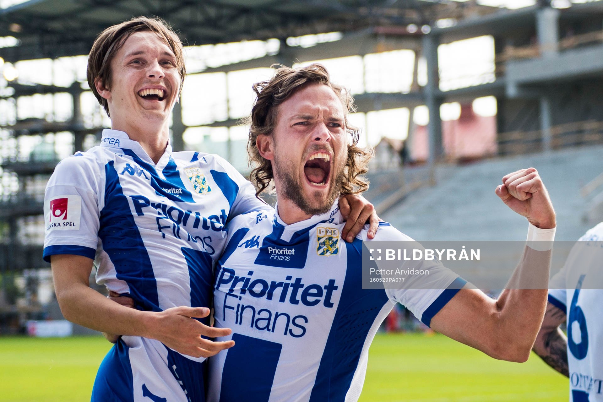 IFK Göteborgs Tom Pettersson jublar ihop med Patrik Karlsson Lagemyr efter 1-3 under fotbollsmatchen i Allsvenskan mellan Helsingborg och IFK Göteborg den 29 maj 2016 i Helsingborg.