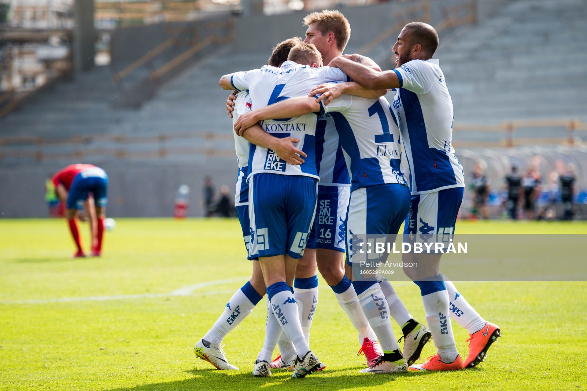 IFK Göteborgs spelare jublar efter 0-2 målet genom Gustav Engvall under fotbollsmatchen i Allsvenskan mellan Helsingborg och IFK Göteborg den 29 maj 2016 i Helsingborg.