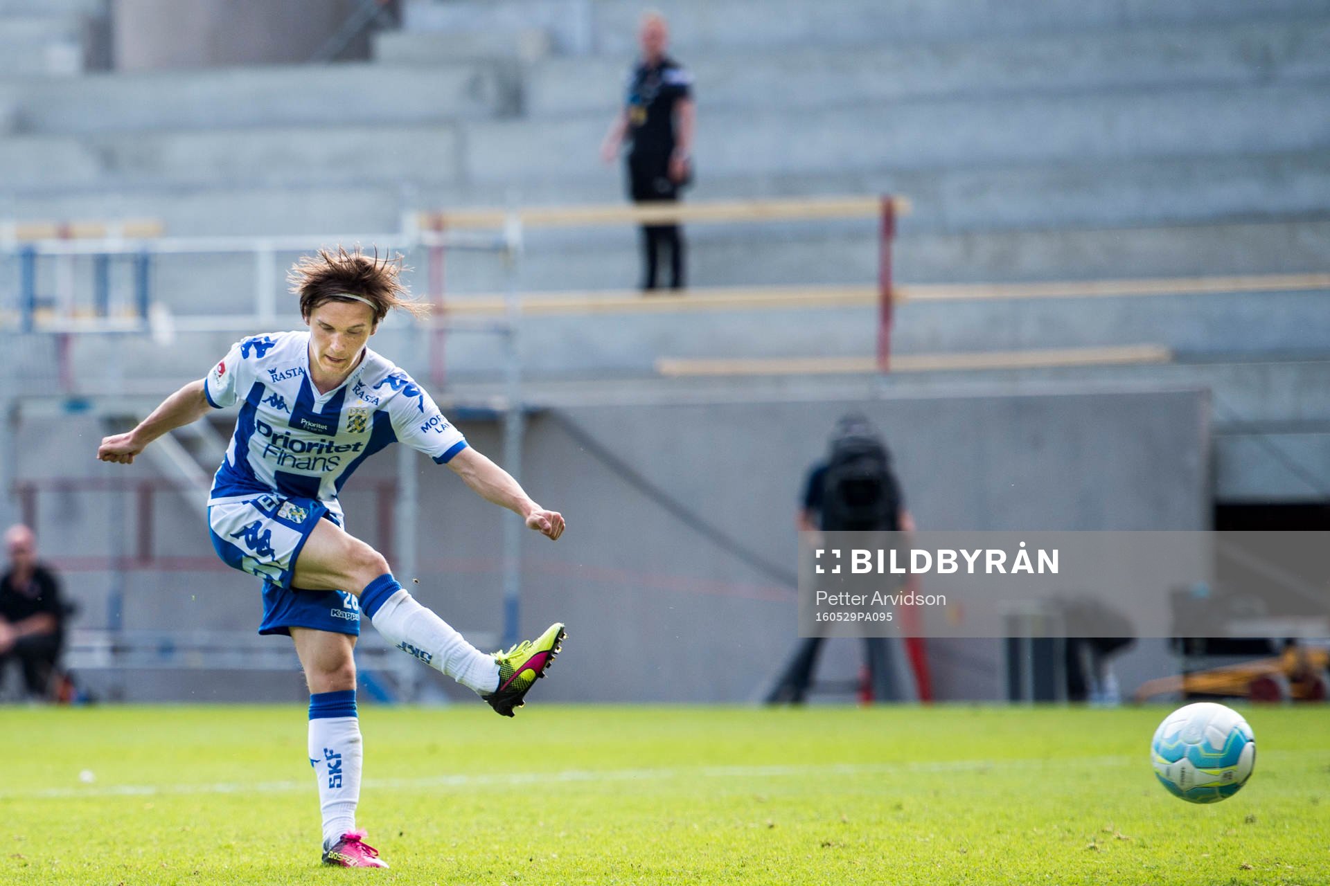 IFK Göteborgs Patrik Karlsson Lagemyr skjuter in 1-3 målet under fotbollsmatchen i Allsvenskan mellan Helsingborg och IFK Göteborg den 29 maj 2016 i Helsingborg.