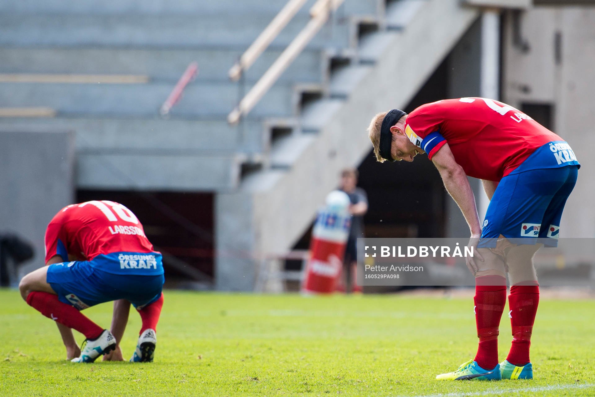 Helsingborgs Jordan Larsson och Peter Larsson deppar