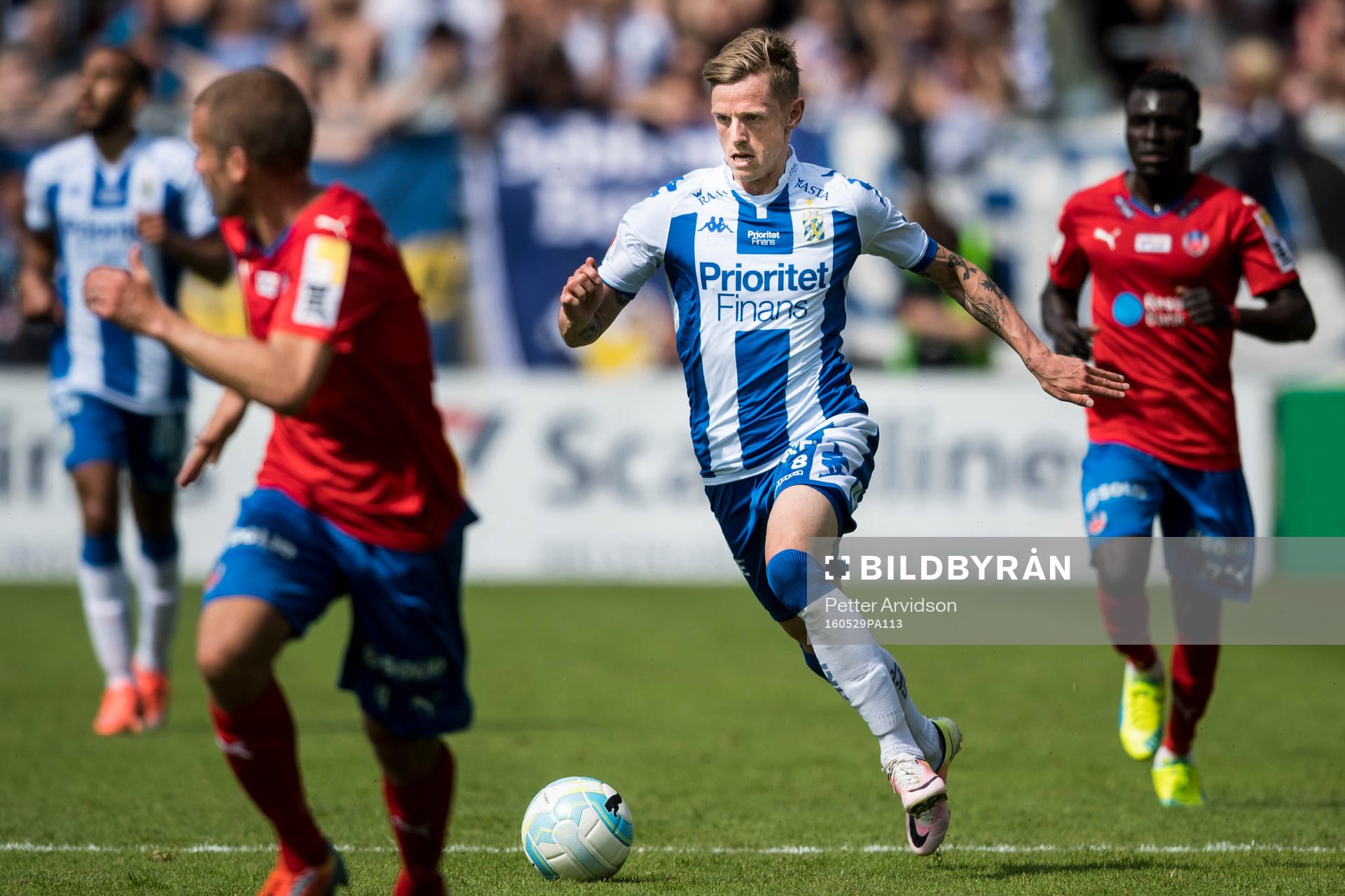 IFK Göteborgs Sören Rieks driver fram bollen i ett anfall