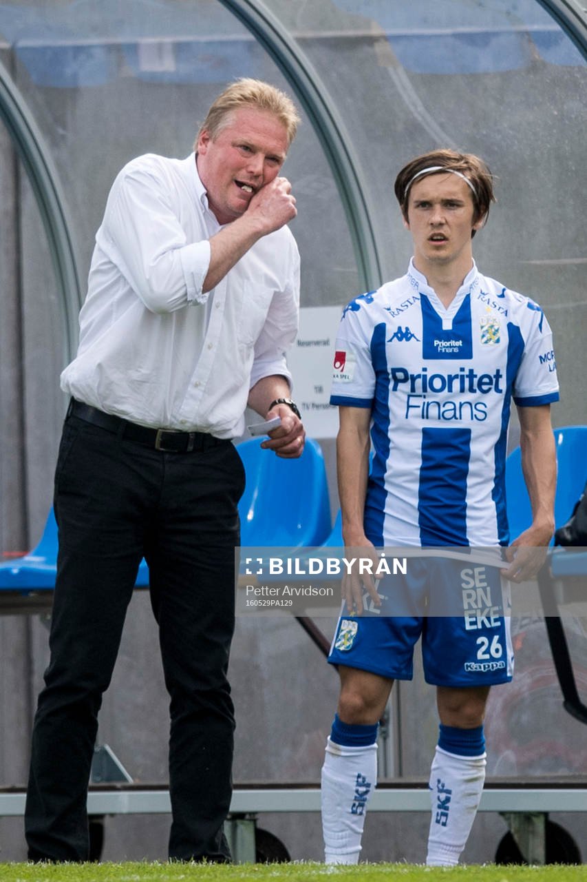 IFK Göteborgs tränare Jörgen Lennartsson pratar med