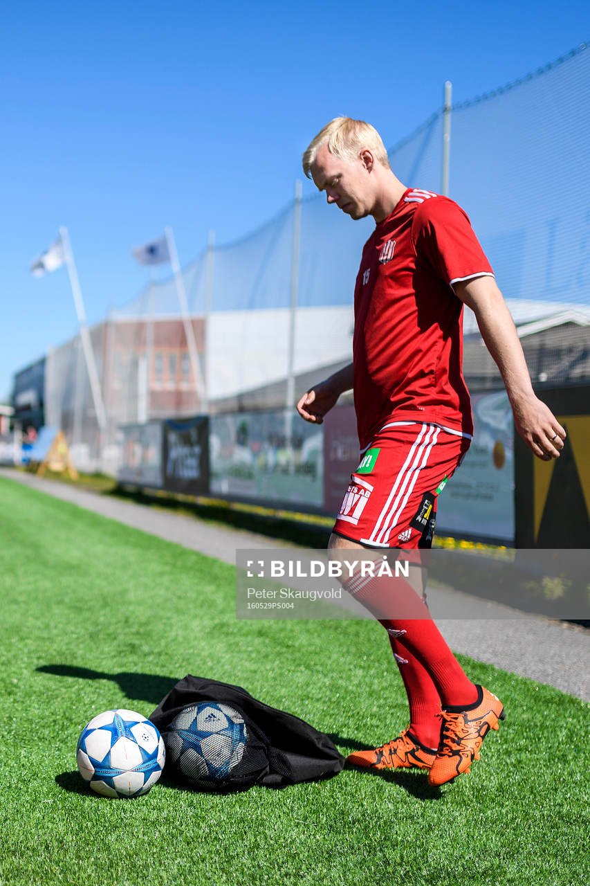 s Kristoffer Thydell går ut på planen för att värma upp