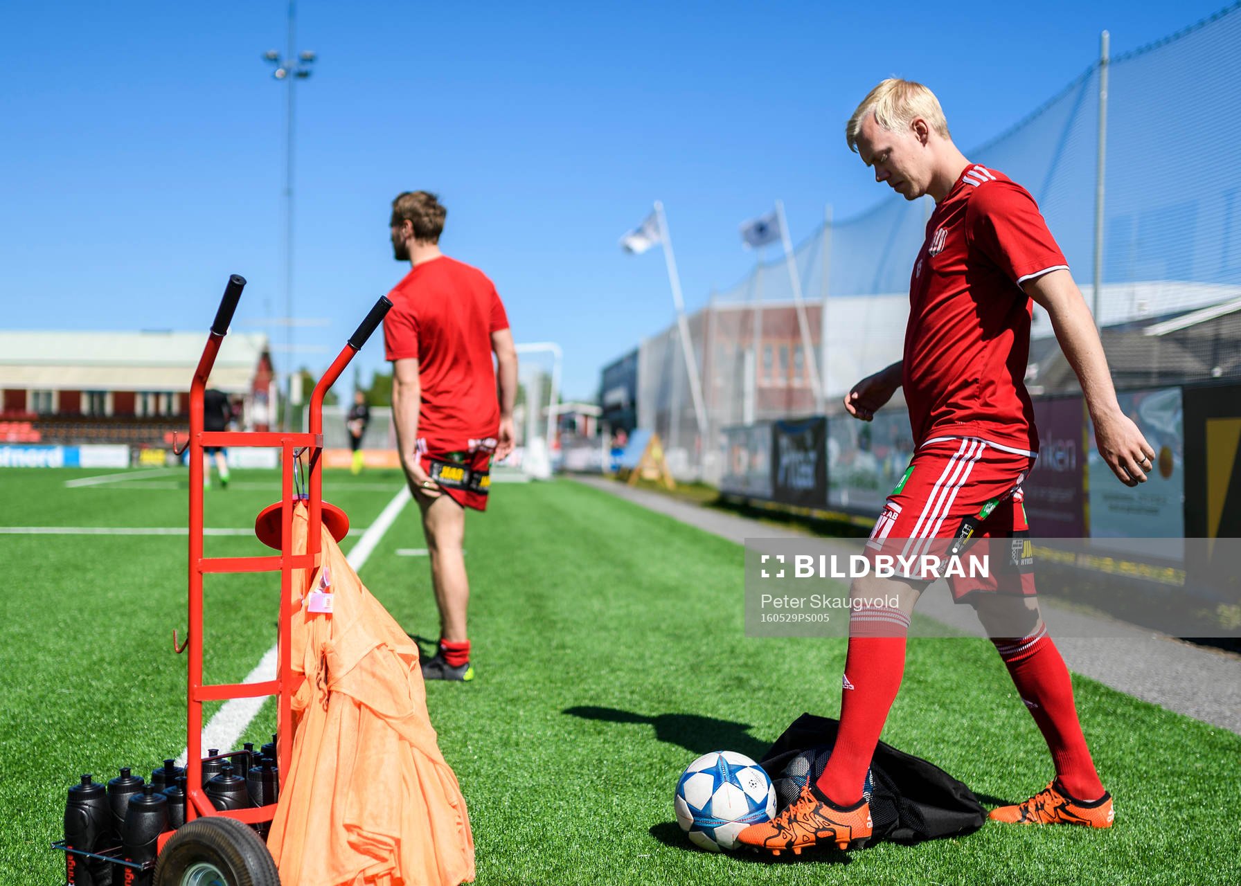 s Kristoffer Thydell går ut på planen för att värma upp