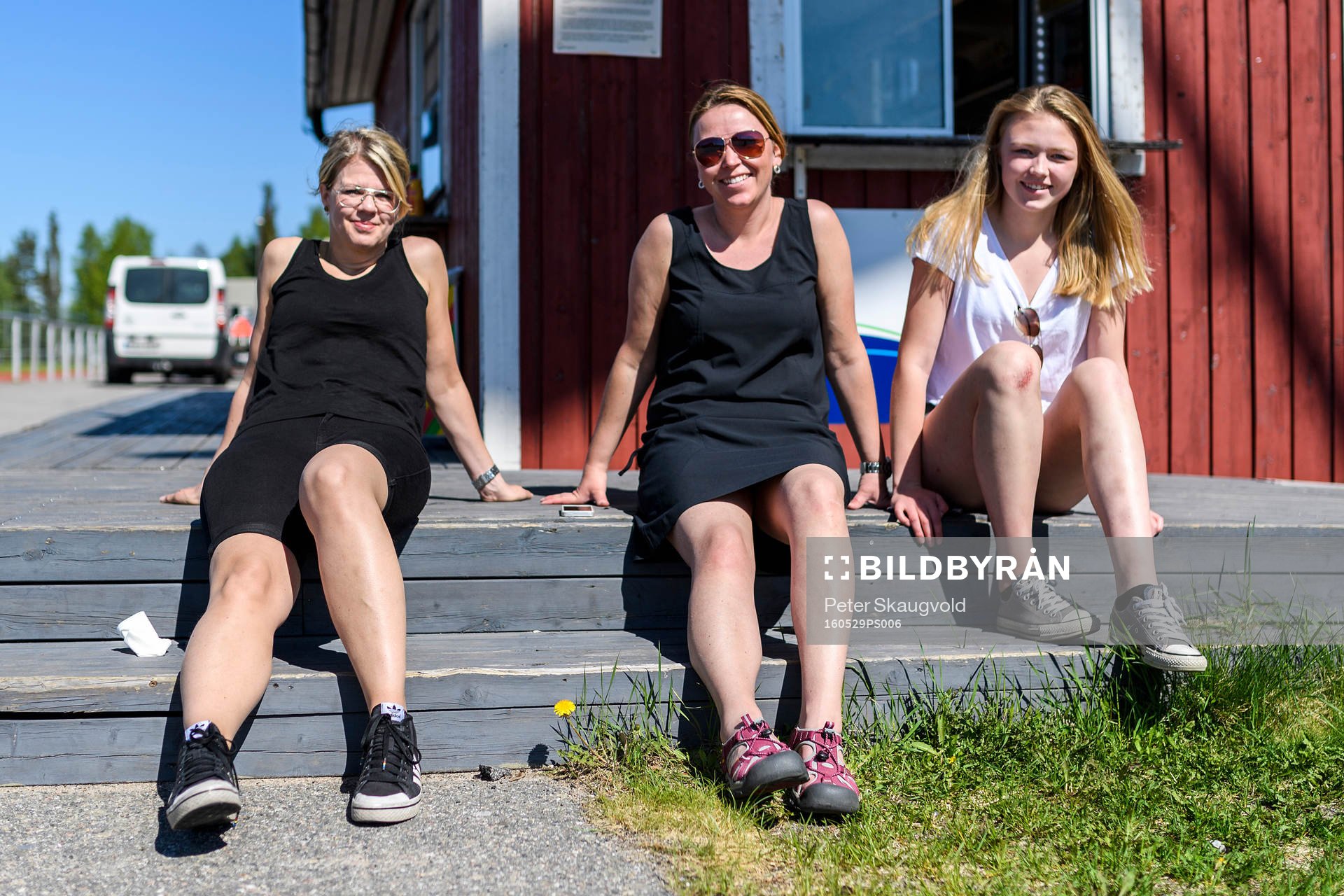 Kioskpersonalen passar på att njuta av det fina vädret
