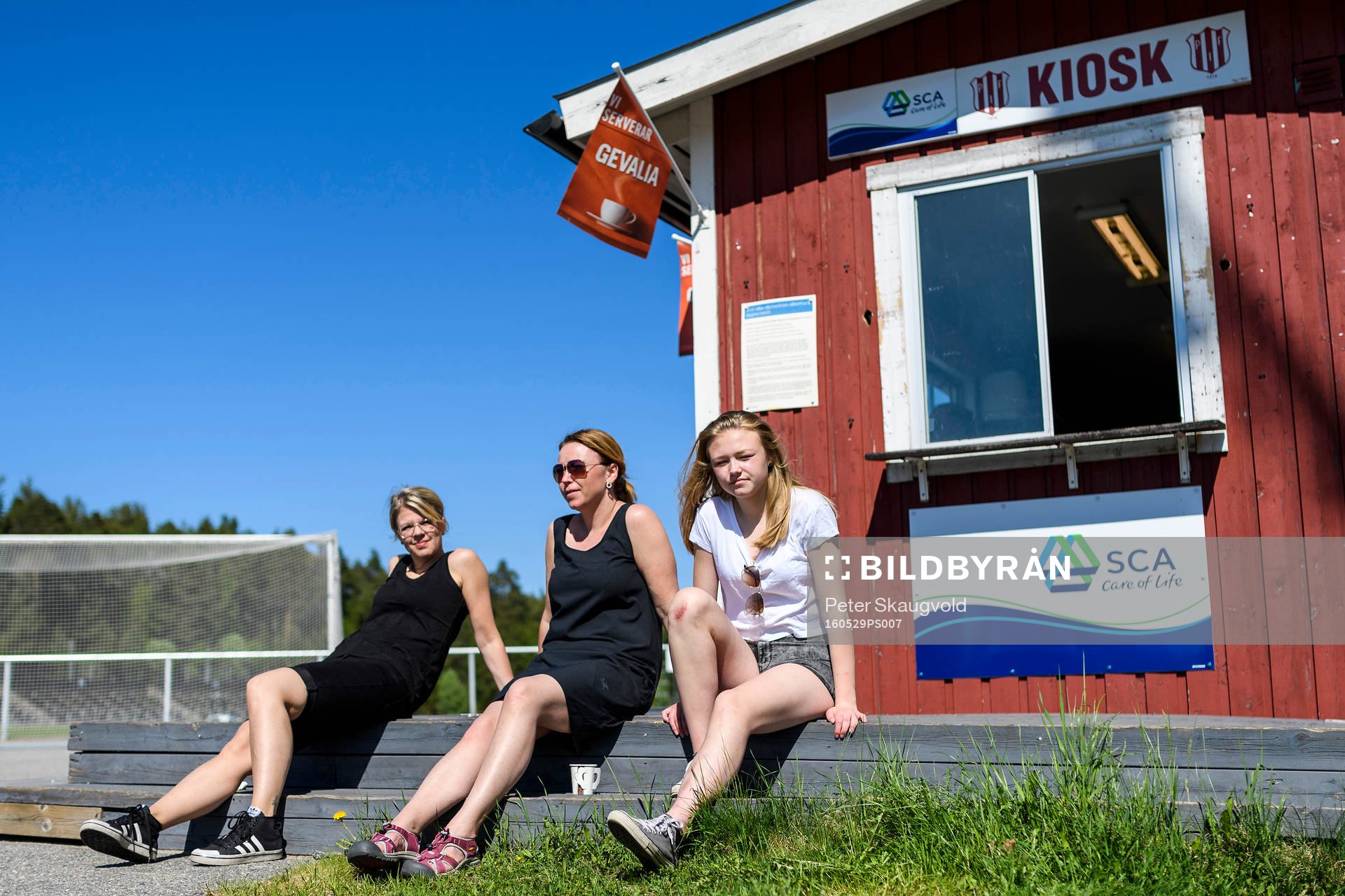 Kioskpersonalen passar på att njuta av det fina vädret
