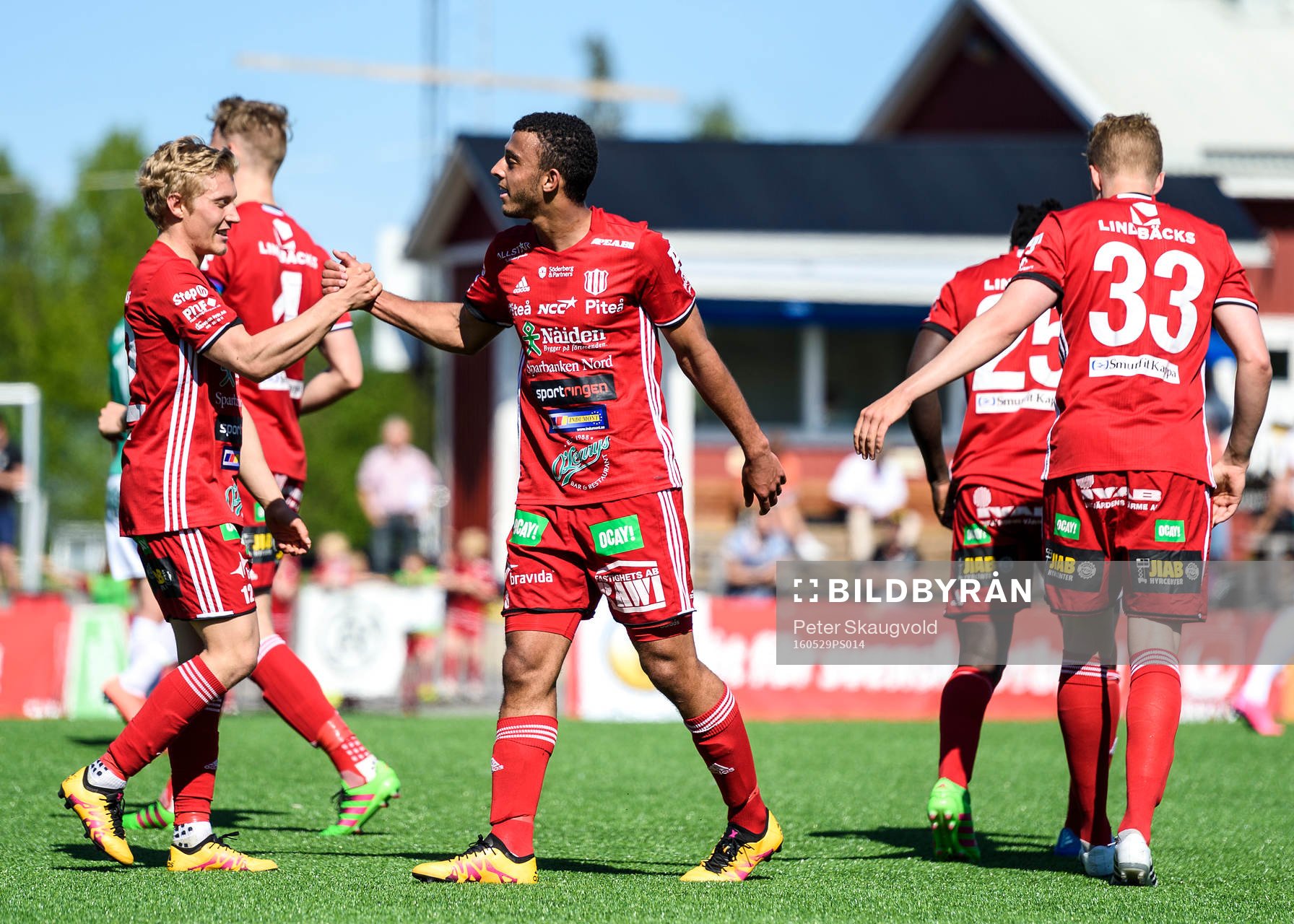 Piteåspelarna jublar efter Karl Cunningham gjort 1-1 under fotbollsmatchen i division 1 norra mellan Piteå och Brage den 29 maj 2016 i Piteå.