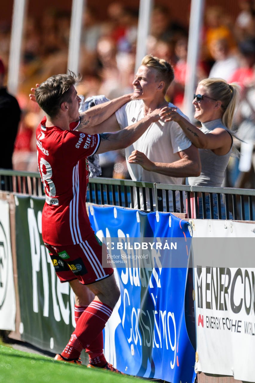 Piteå:s James Burgin jublar tillsammans med skadade Henrik Millbert efter sitt 2-1 mål under fotbollsmatchen i division 1 norra mellan Piteå och Brage den 29 maj 2016 i Piteå.