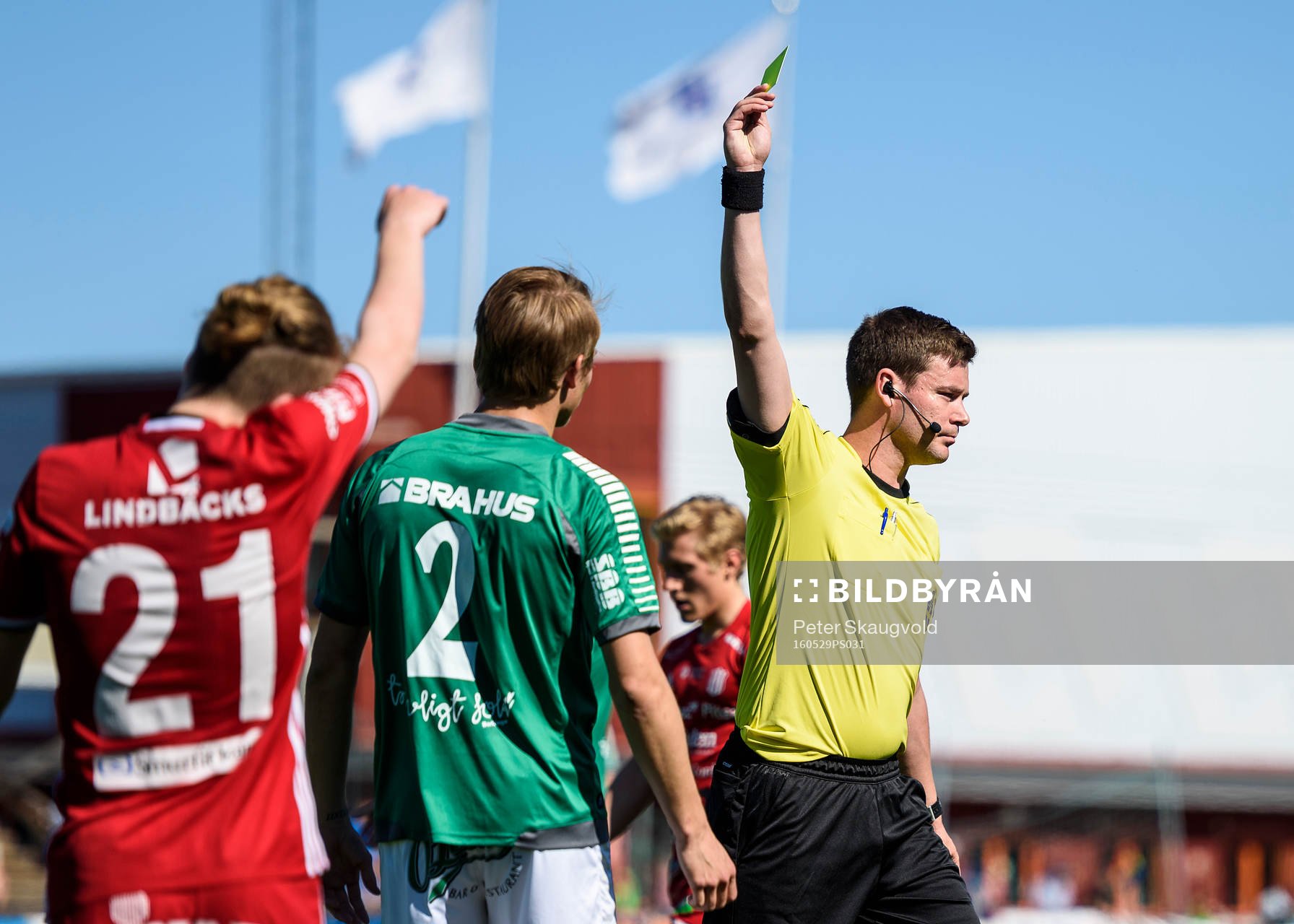 Brage:s Alexander Zetterström varnas av domare Jesper Ekwall under fotbollsmatchen i division 1 norra mellan Piteå och Brage den 29 maj 2016 i Piteå.