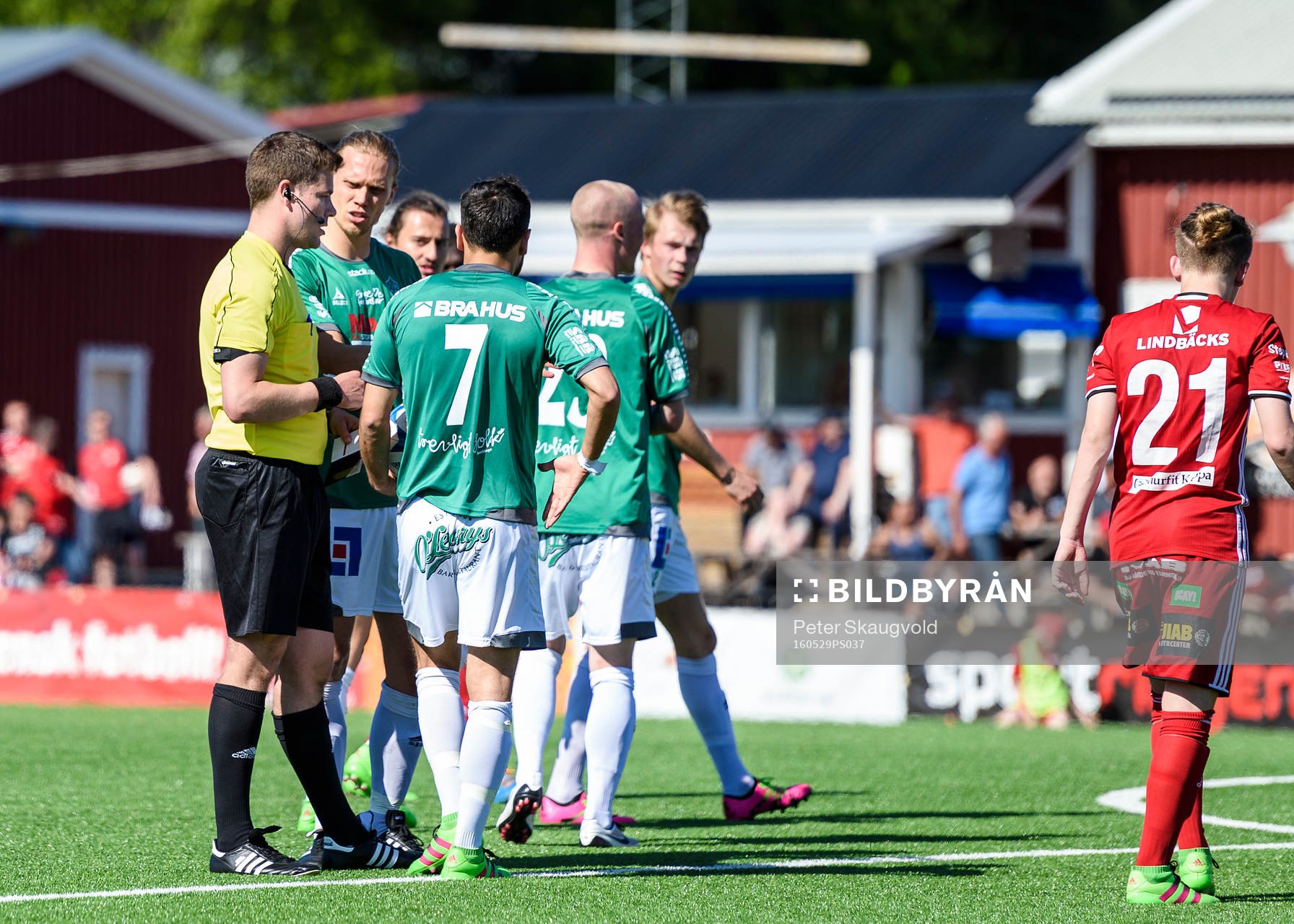Brage spelarna är upprörda på domare Jesper Ekwall