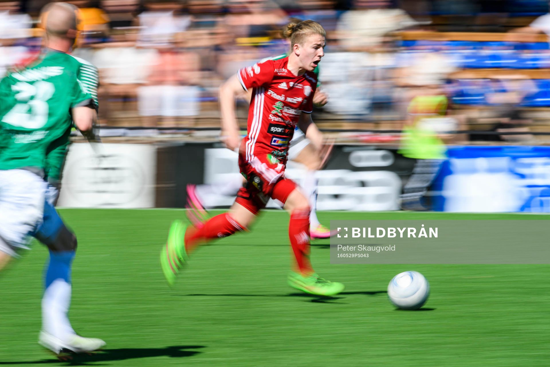 s Axel Uddström med bollen