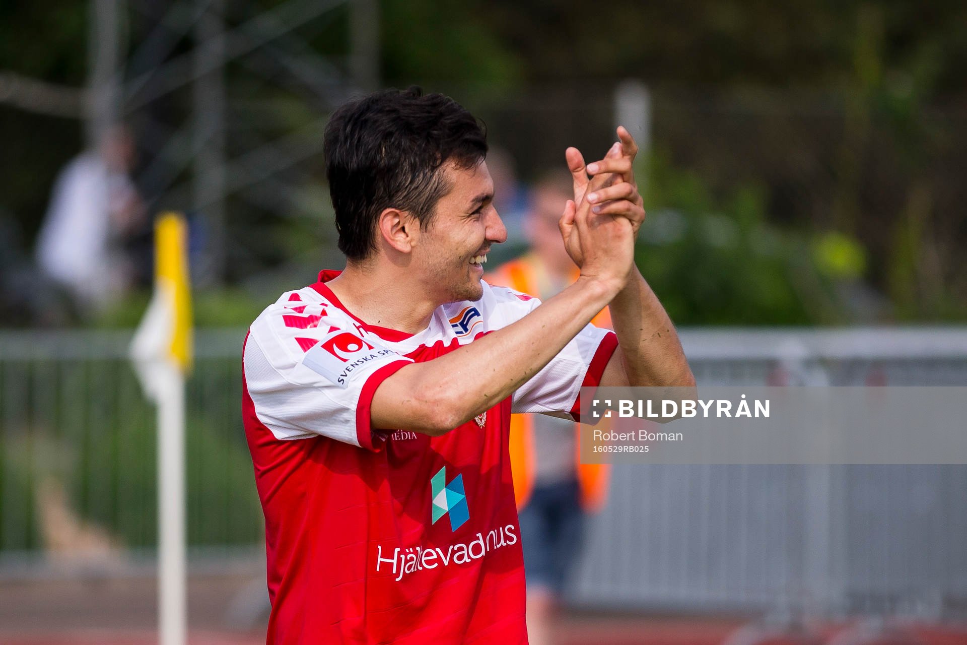 Kalmars Emin Nouri jublar efter fotbollsmatchen i Allsvenskan mellan Falkenberg och Kalmar den 29 maj 2016 i Falkenberg.