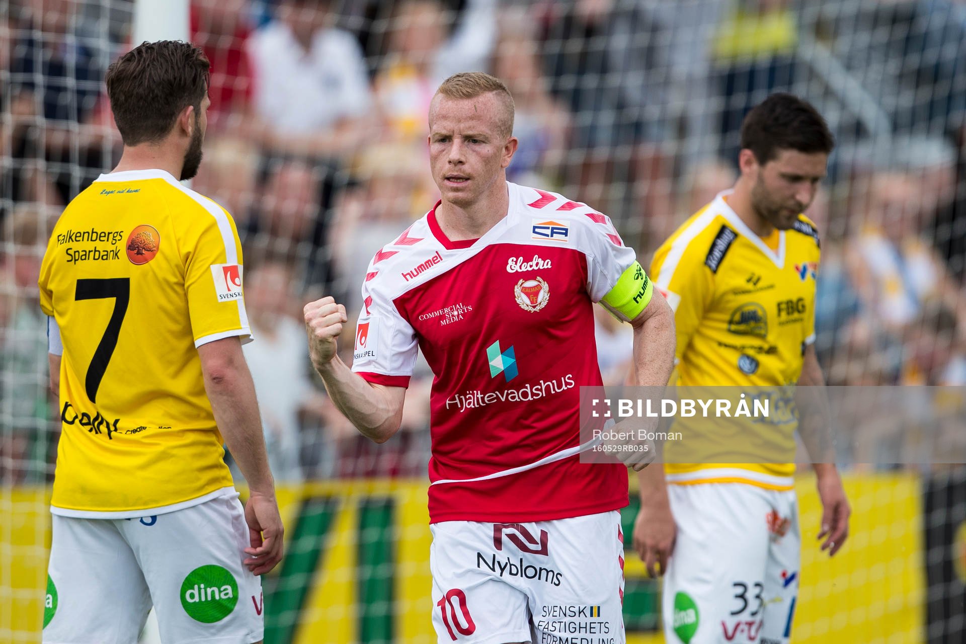 Falkenbergs David Svensson (med ryggen i bild) och
