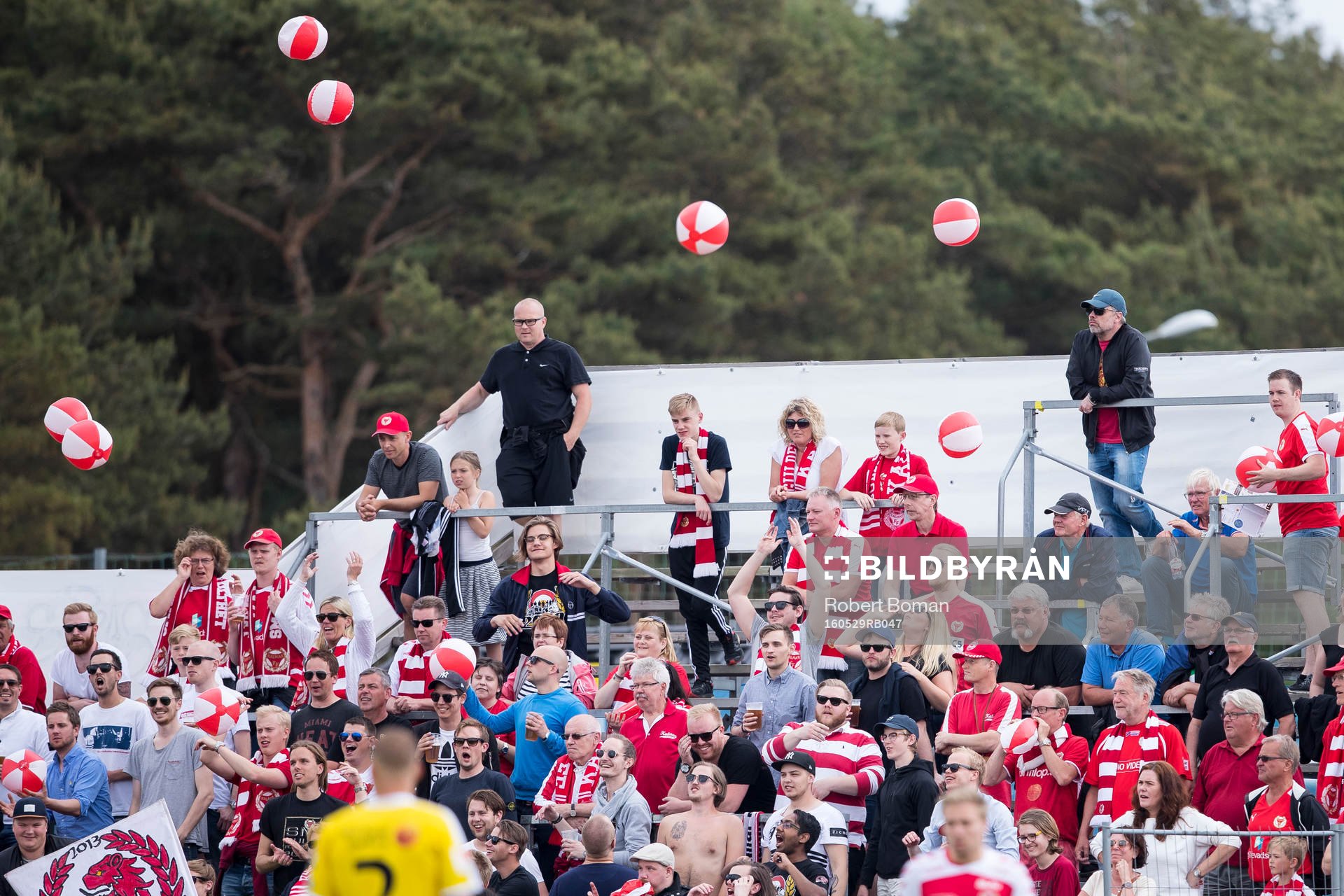 Kalmars supportrar slänger ut badbollar på planen
