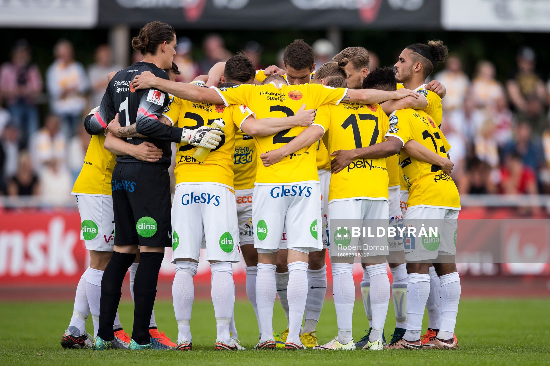 Falkenbergs spelare samlas inför fotbollsmatchen i Allsvenskan mellan Falkenberg och Kalmar den 29 maj 2016 i Falkenberg.