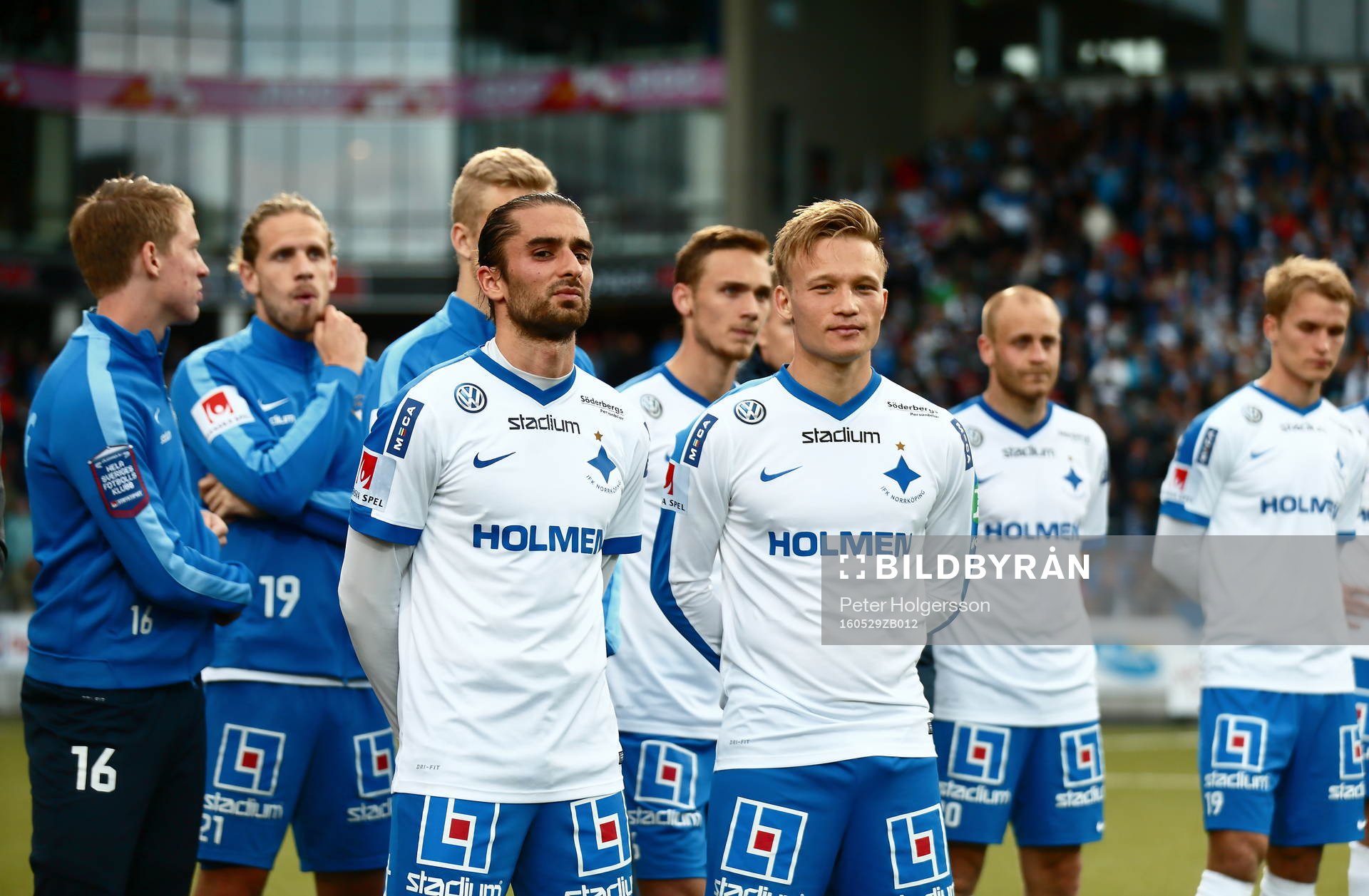Norrköpings spelare med en rörd Christopher Nilsson Telo
