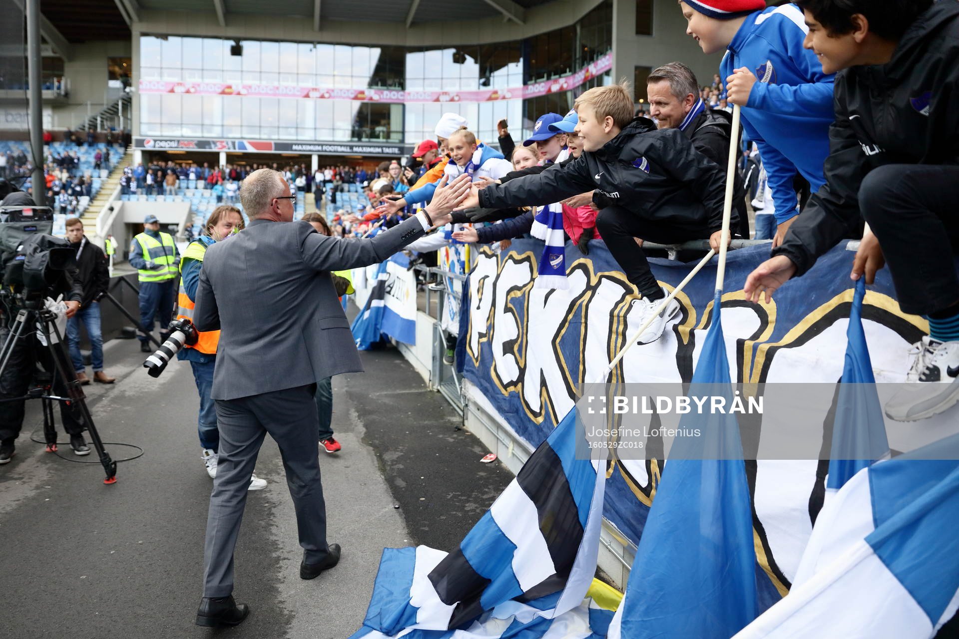 Norrköpings tränare Jan Andersson hälsar på barnen i