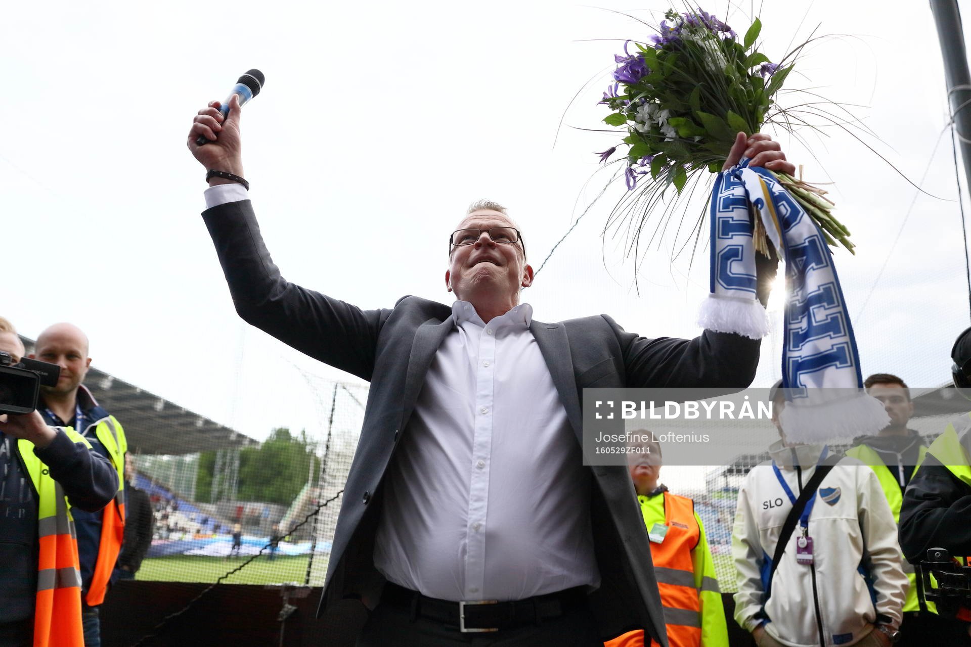 Norrköpings tränare Jan Andersson sjunger med