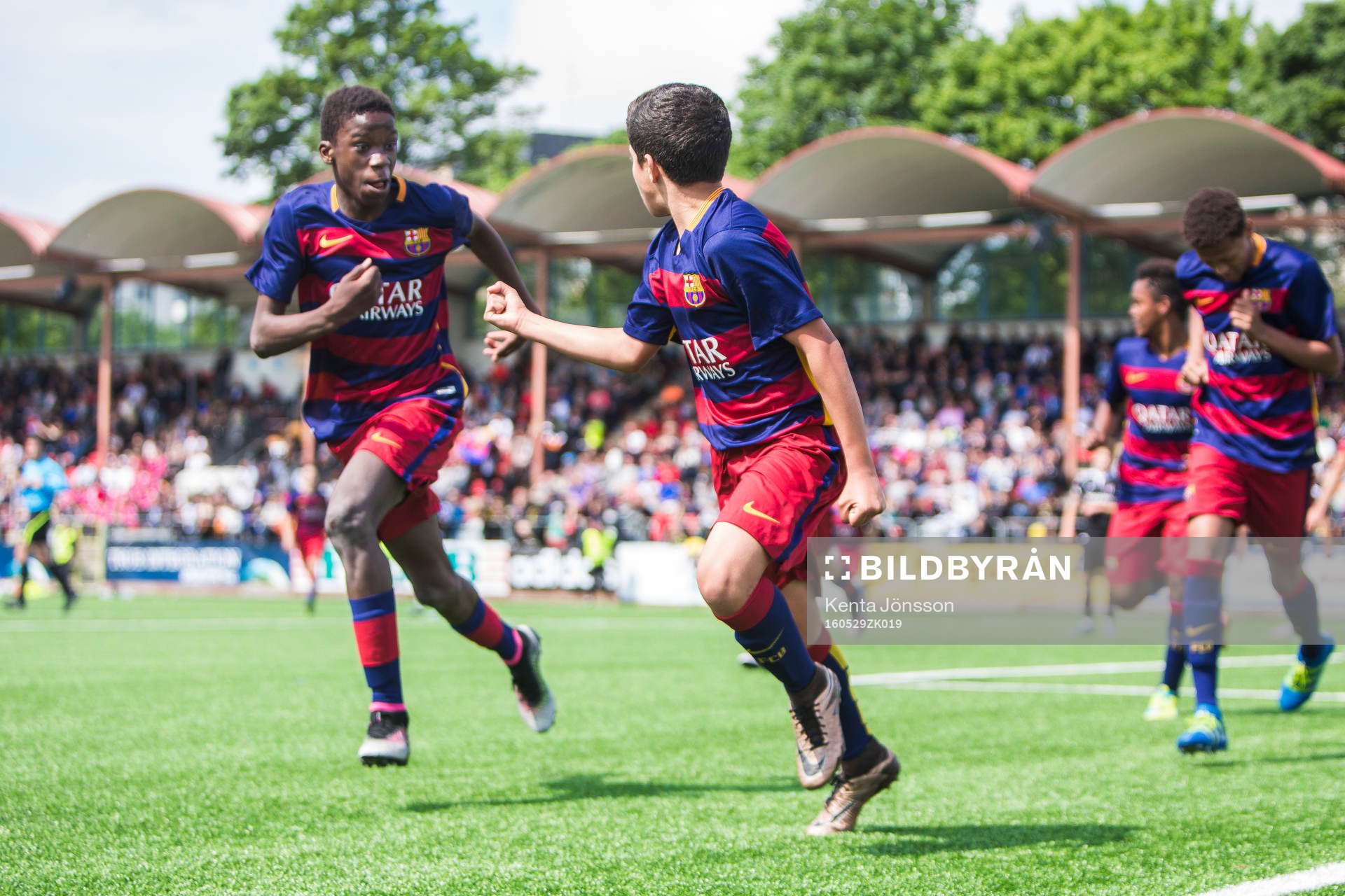 Barcelonas Haitam Abaida (mitten) jublar med Moriba