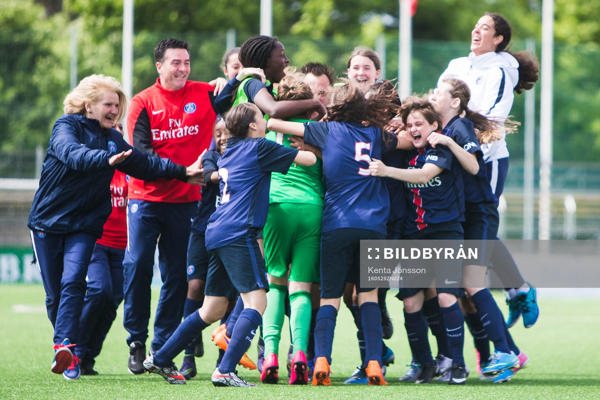 Paris Saint-Germains spelare med Ema Paljevic (3:a från höger) jublar med lagkamrater efter att ha vunnit på straffar under finalen för F02 i Lennart Johansson Academy Trophy mellan Paris Saint-Germain och Espanyol den 29 Maj 2016 i Solna.