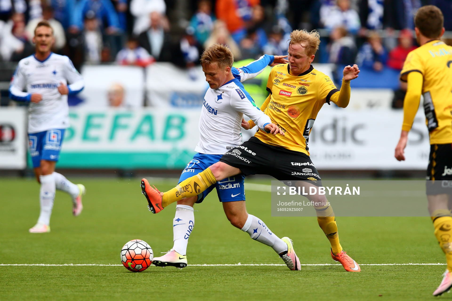 Norrköpings Nicklas Bärkroth med Elfsborgsspelare