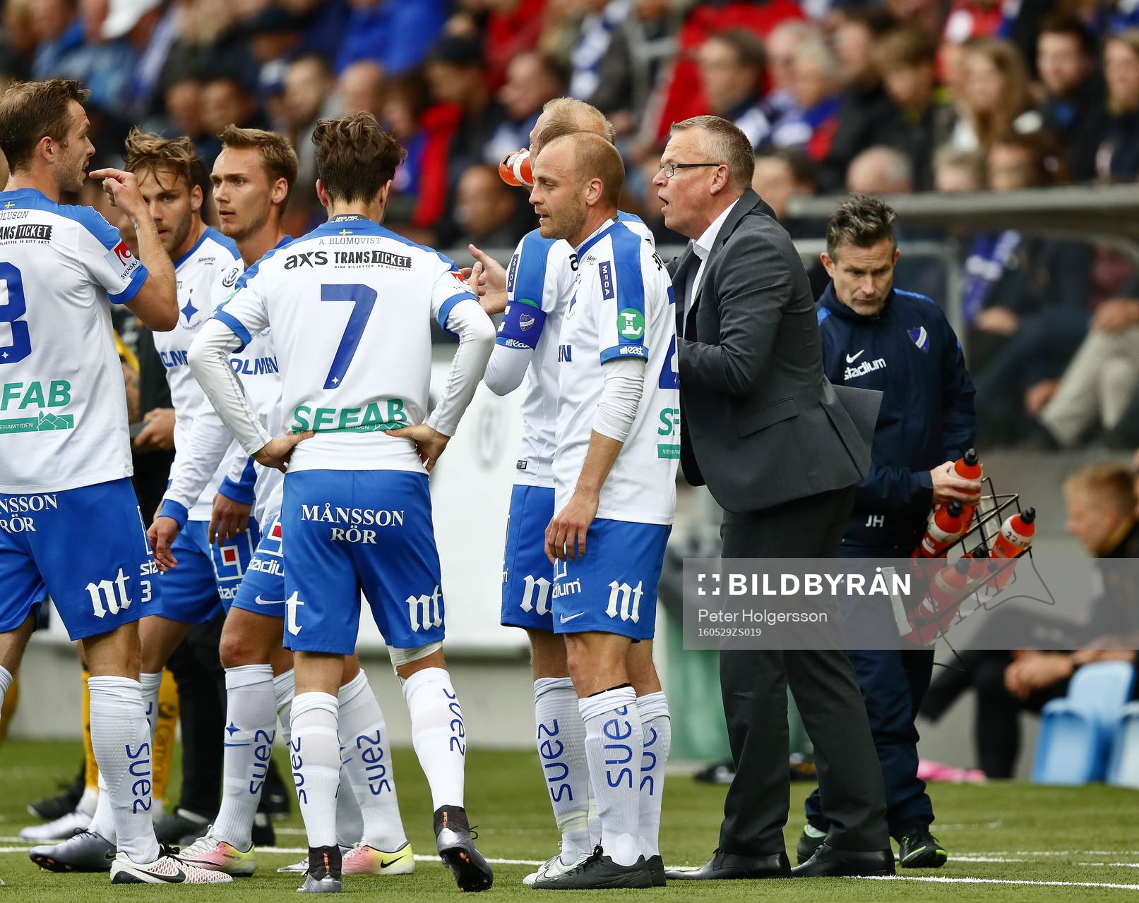 Norrköpings tränare Jan Andersson ger order till spelarna