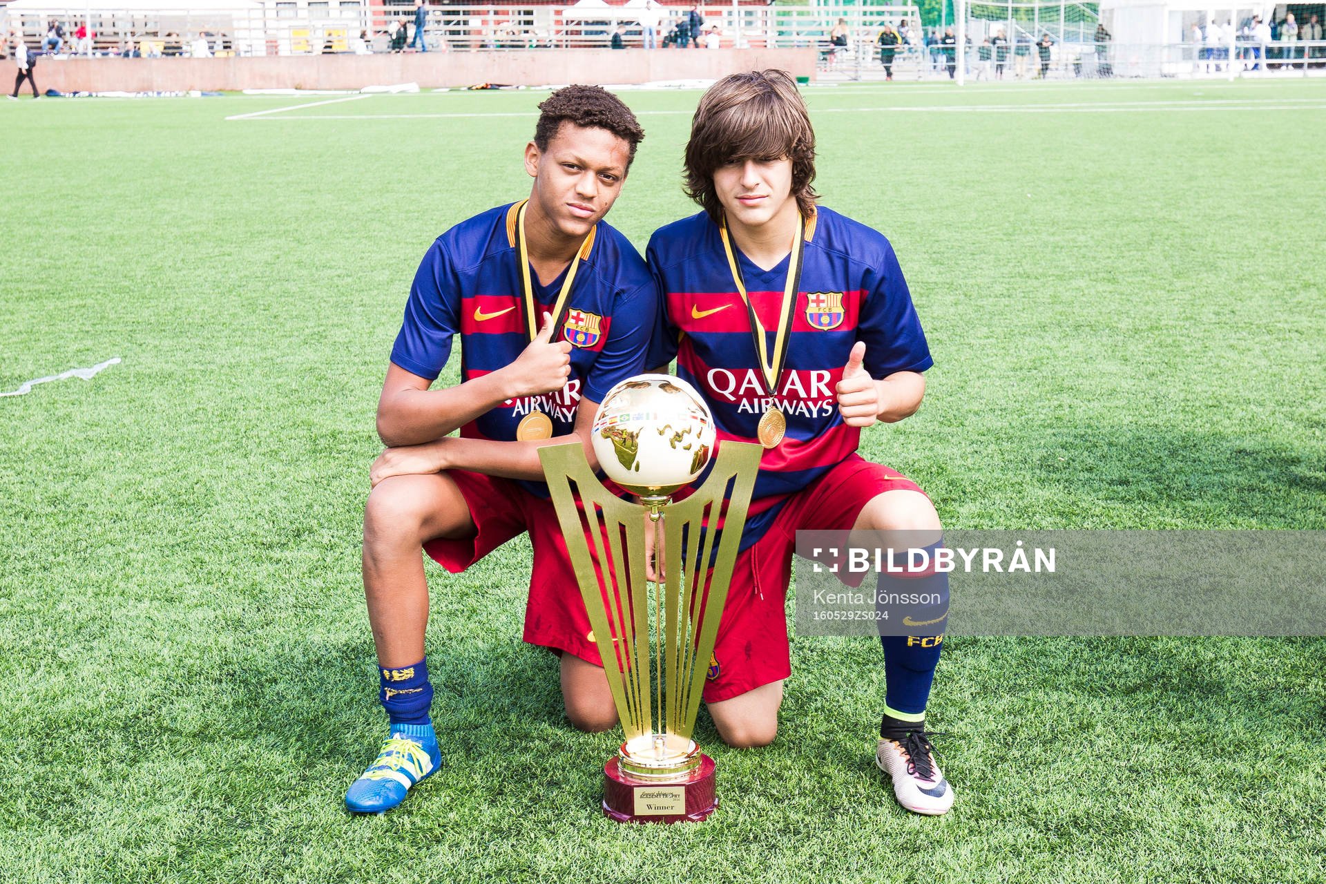 Barcelonas Anwar Mediero (vänster) och Pablo Moreno (höger) med segerpokalen efter finalen för P02 i Lennart Johansson Academy Trophy mellan Barcelona och Besiktas den 29 Maj 2016 i Solna.
