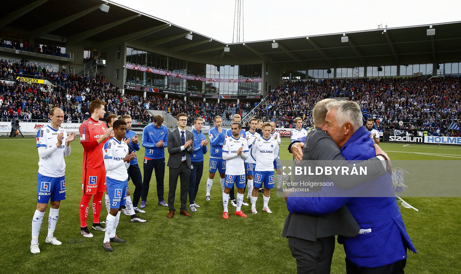 Norrköpings tränare Jan Andersson kramar orförande Peter