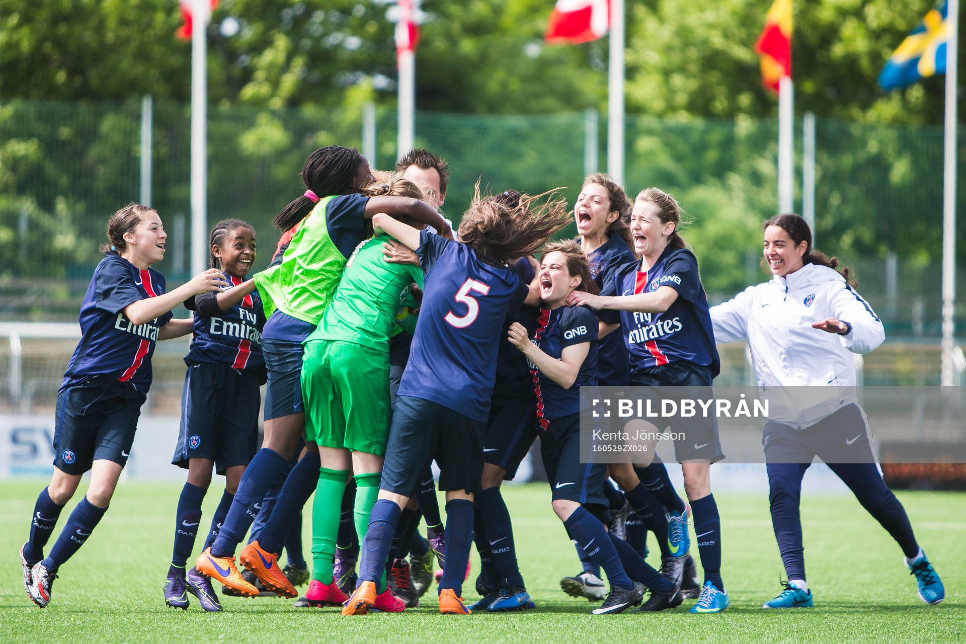 Paris Saint-Germains spelare med Ema Paljevic (4:a från höger) jublar efter att ha vunnit på straffar under finalen för F02 i Lennart Johansson Academy Trophy mellan Paris Saint-Germain och Espanyol den 29 Maj 2016 i Solna.