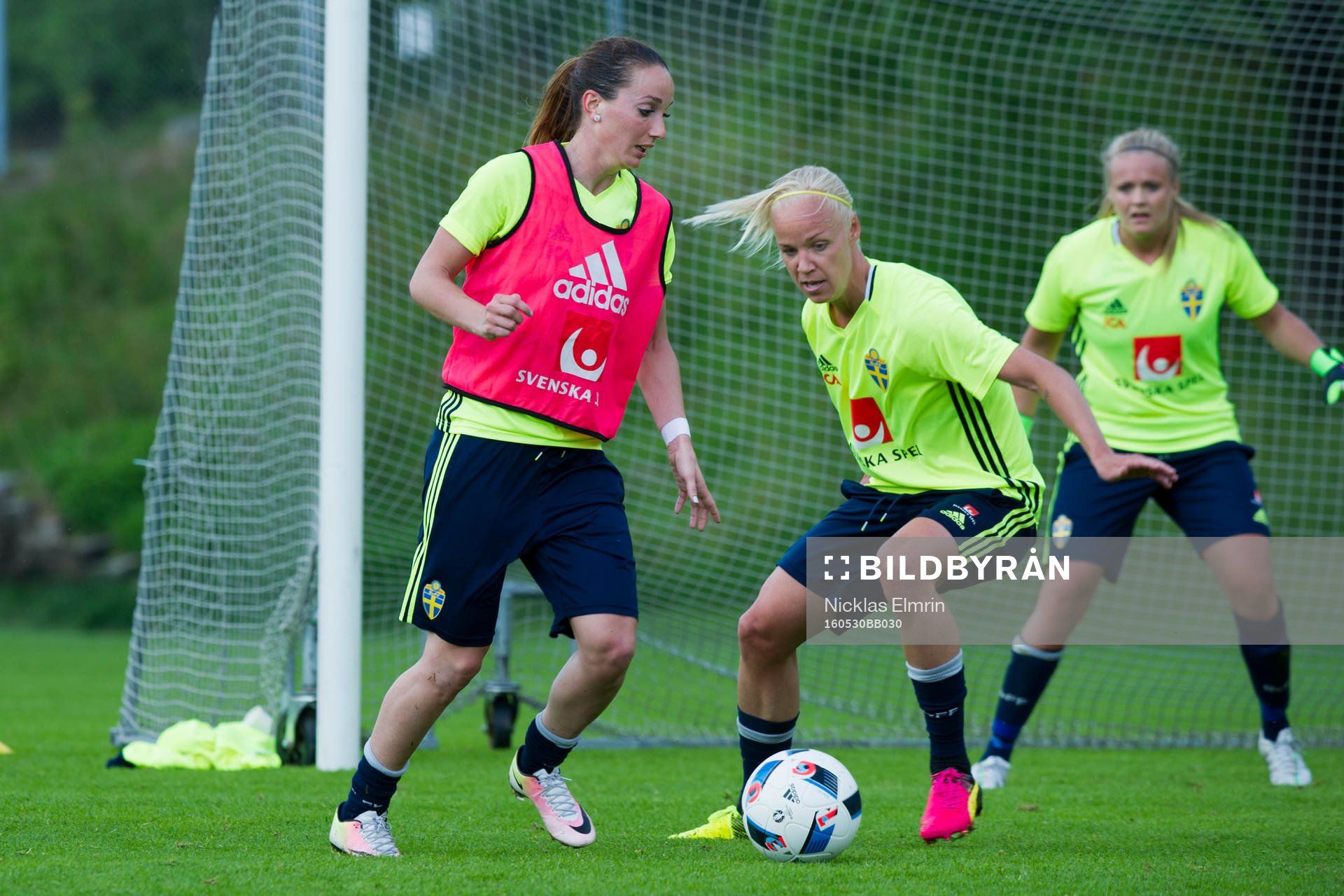 Kosovare Asllani och Caroline Seger