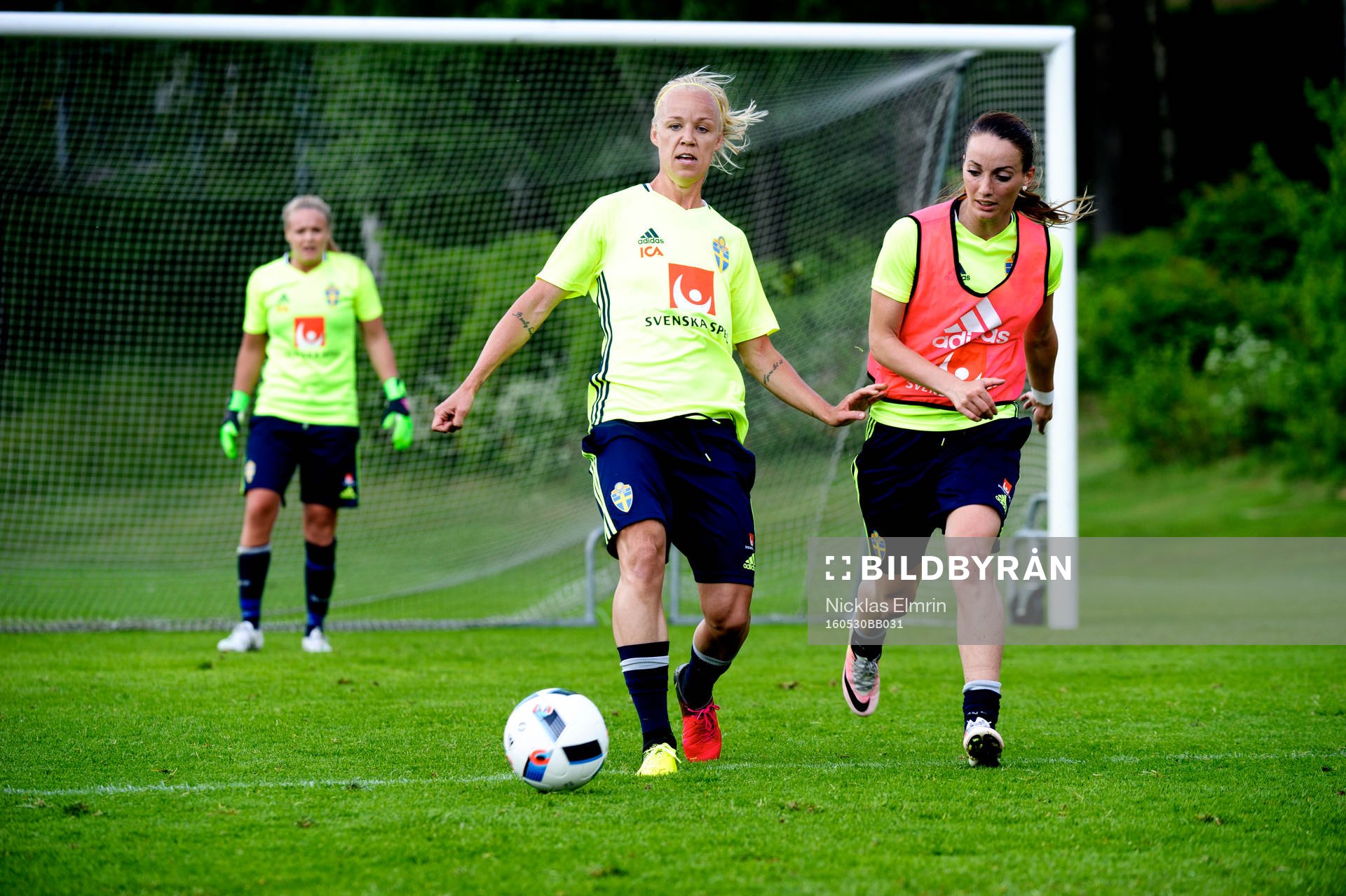 Kosovare Asllani och Caroline Seger