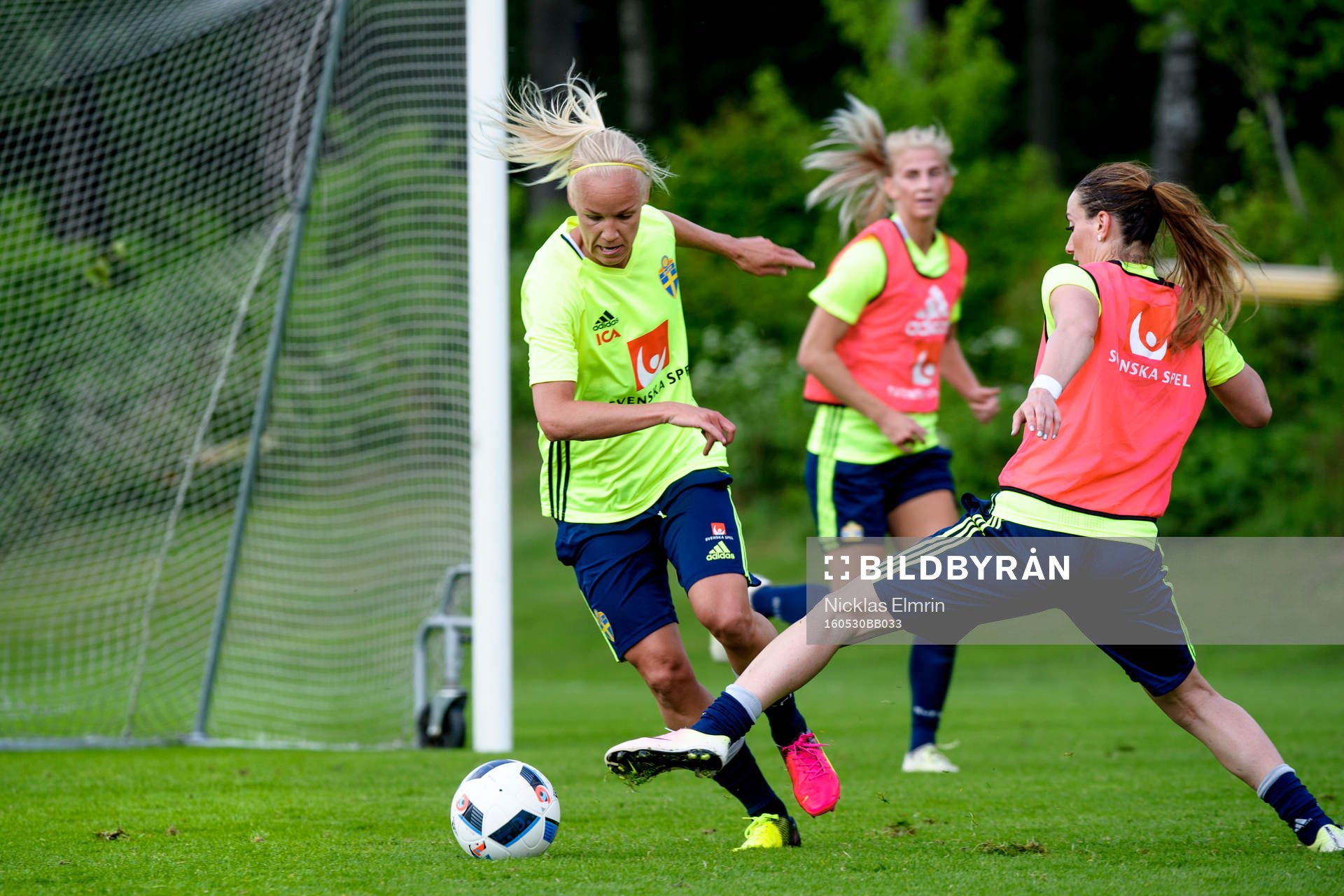 Kosovare Asllani och Caroline Seger