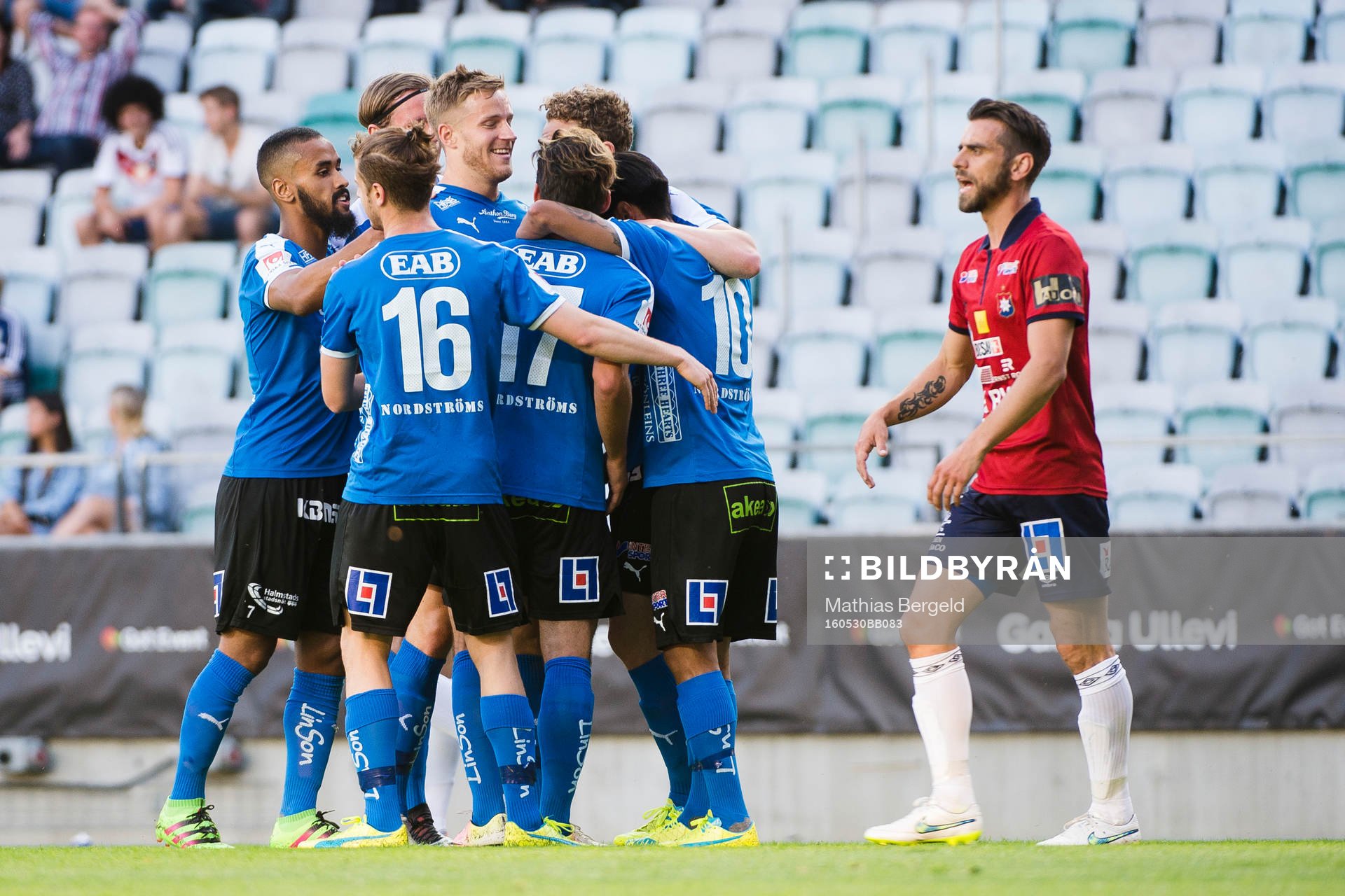 Halmstads spelare jublar med målskytten Andreas Bengtsson