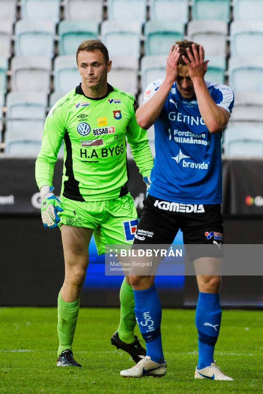 Örgrytes målvakt Robertino Kljajic ser Halmstads Alexander Ruud Tveter ta sig för huvudet efter en missad målchans under fotbollsmatchen mellan Örgryte och Halmstad den 30 maj 2016 i Göteborg.
