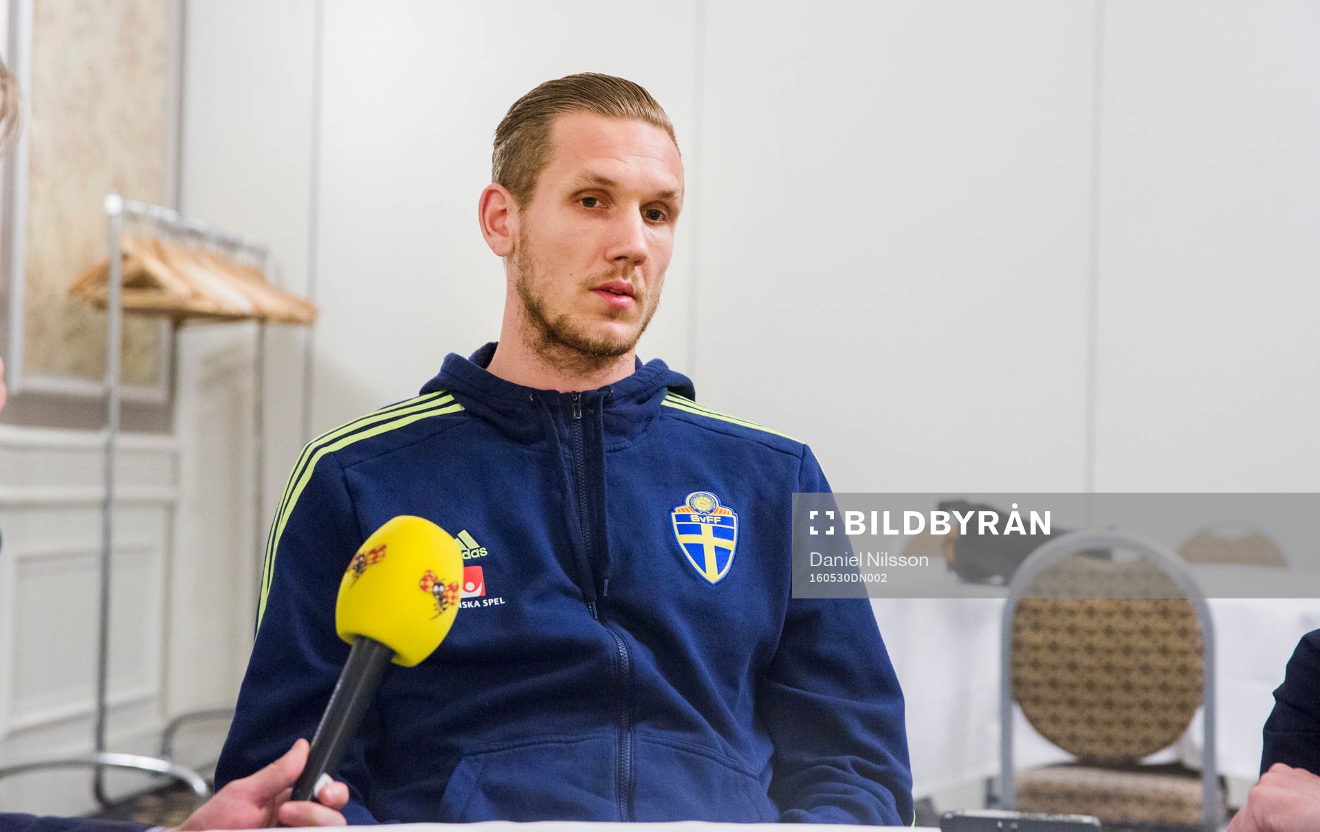 Svenska fotbollslandslagets målvakt Robin Olsen blir intervjuad av media under en pressträff den 30 Maj 2016 i Malmö.