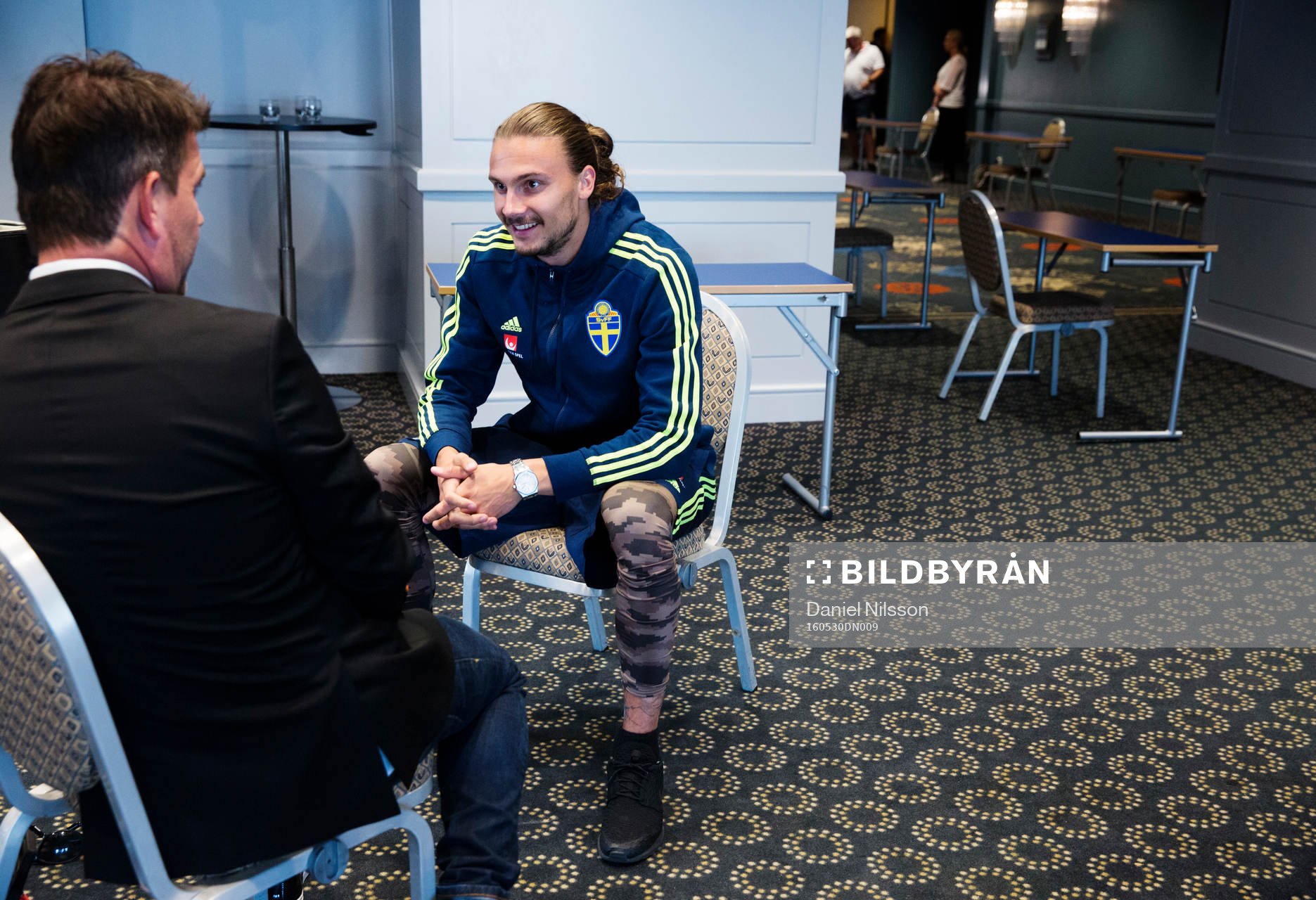 Svenska fotbollslandslagets Erik Johansson blir intervjuad av media under en pressträff den 30 Maj 2016 i Malmö.
