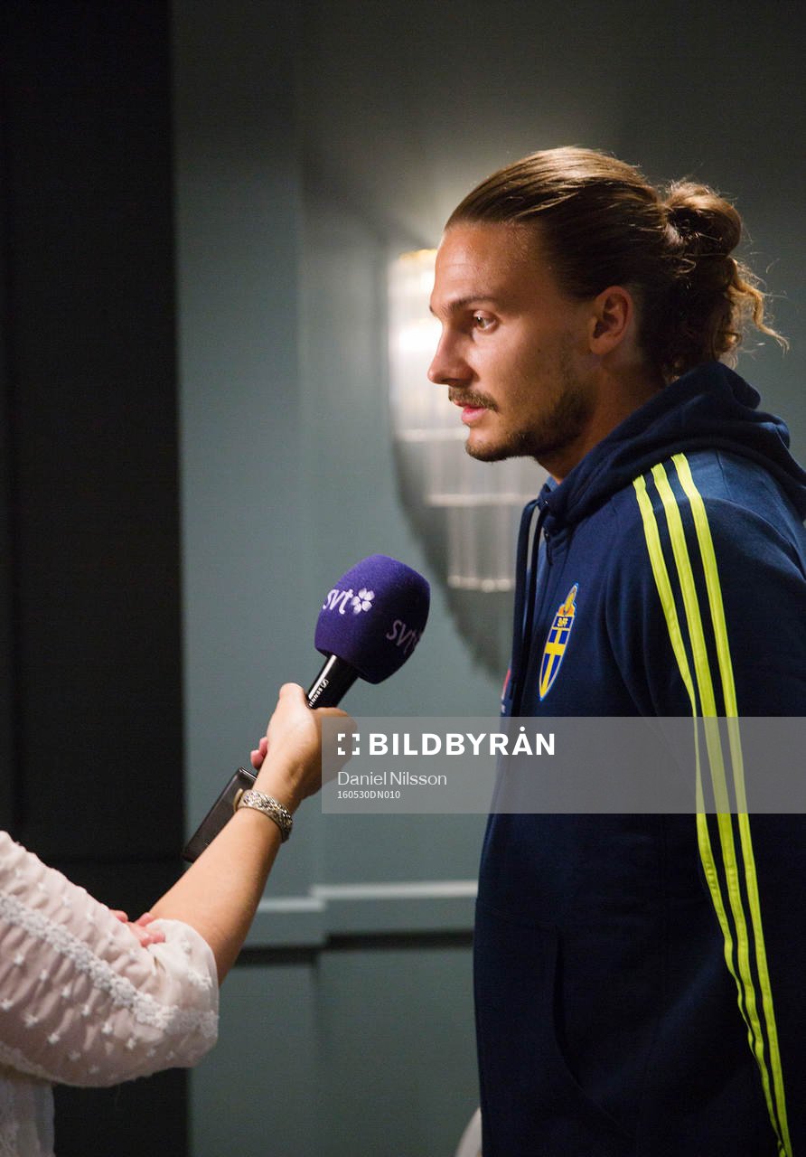 Svenska fotbollslandslagets Erik Johansson blir intervjuad av media under en pressträff den 30 Maj 2016 i Malmö.