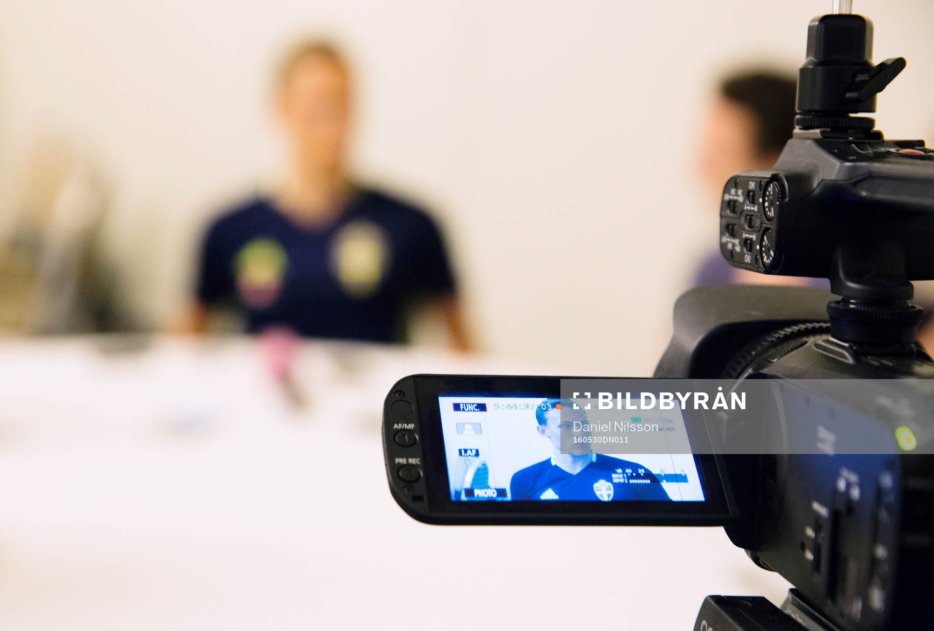 Svenska fotbollslandslagets Ludwig Augustinsosn blir intervjuad av media under en pressträff den 30 Maj 2016 i Malmö.