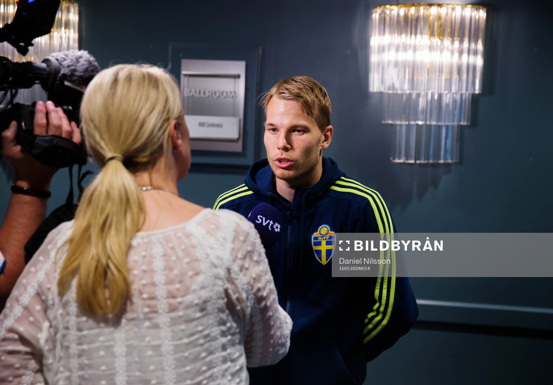 Svenska fotbollslandslagets Oscar Lewicki blir intervjuad av media under en pressträff den 30 Maj 2016 i Malmö.