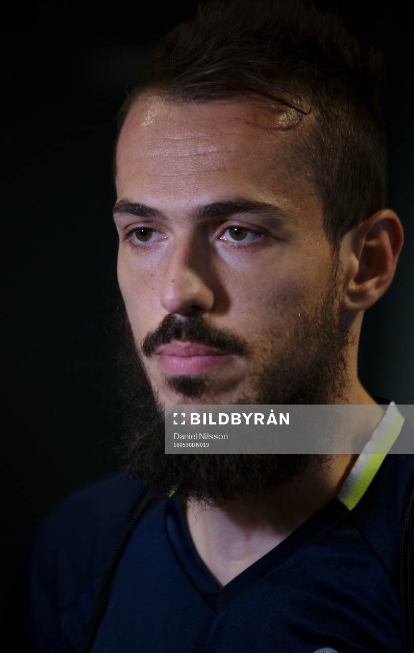 Svenska fotbollslandslagets Emir Kujovic blir intervjuad av media under en pressträff den 30 Maj 2016 i Malmö.