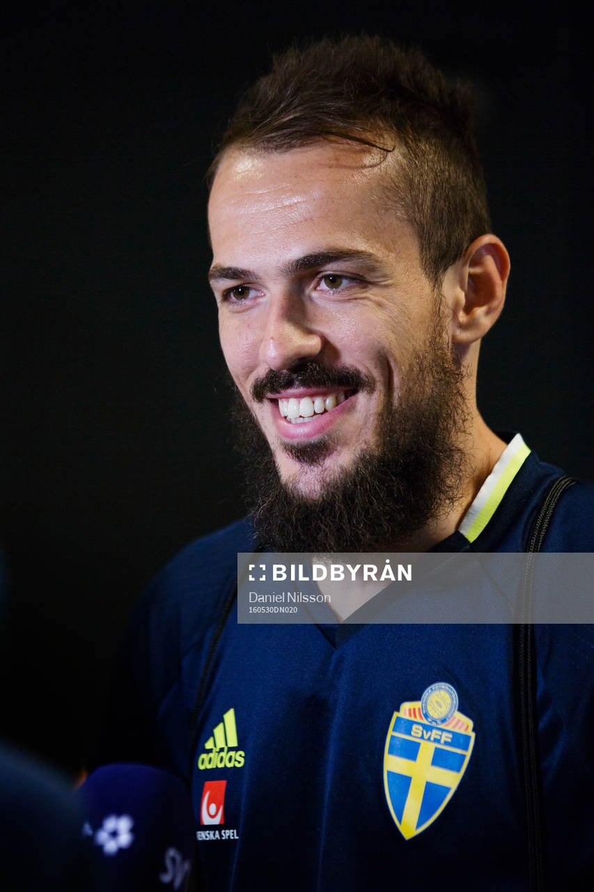 Svenska fotbollslandslagets Emir Kujovic blir intervjuad av media under en pressträff den 30 Maj 2016 i Malmö.